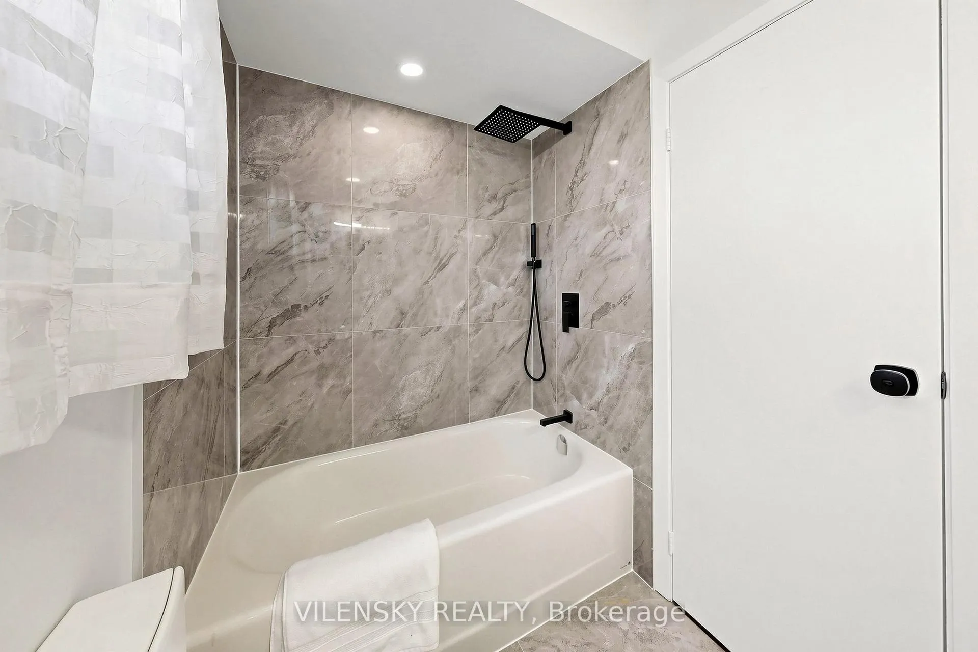 Photo 21 of 710 Kingfisher Drive, Pickering, Bay Ridges — HOMEH