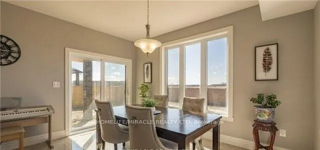 Photo 4 of 1119 Vincent Crescent, Lakeshore — HOMEH