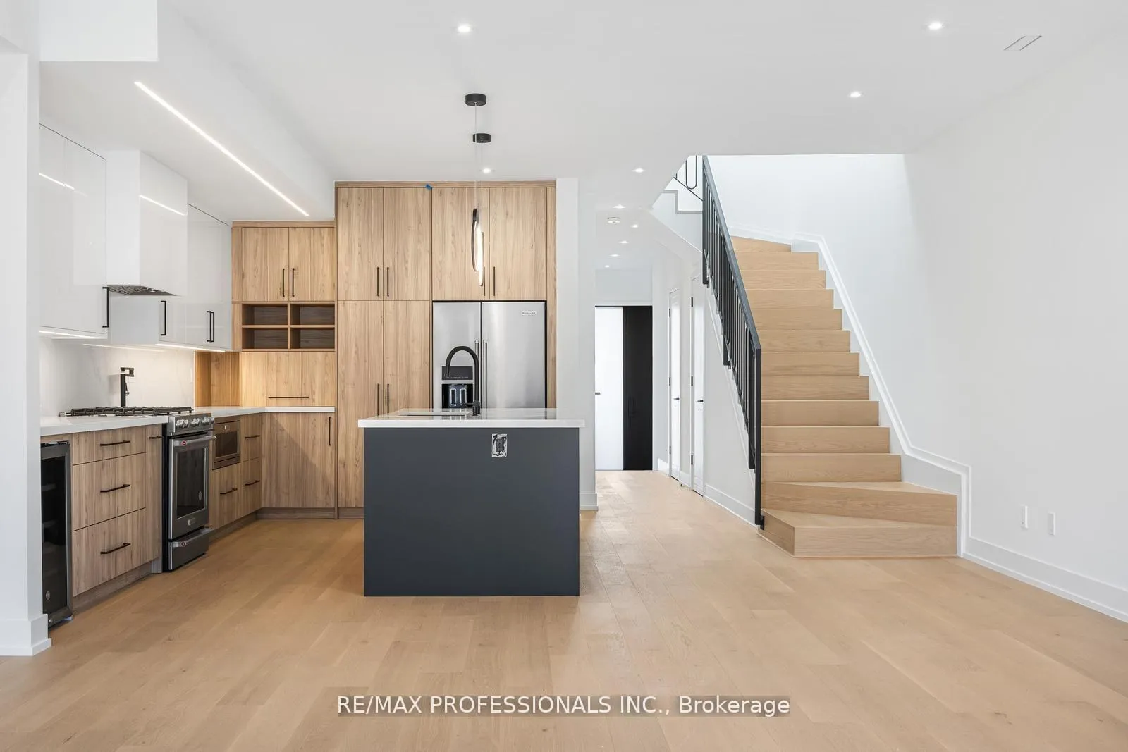 Photo 10 of 84 Twenty Ninth Street, Etobicoke, Long Branch — HOMEH