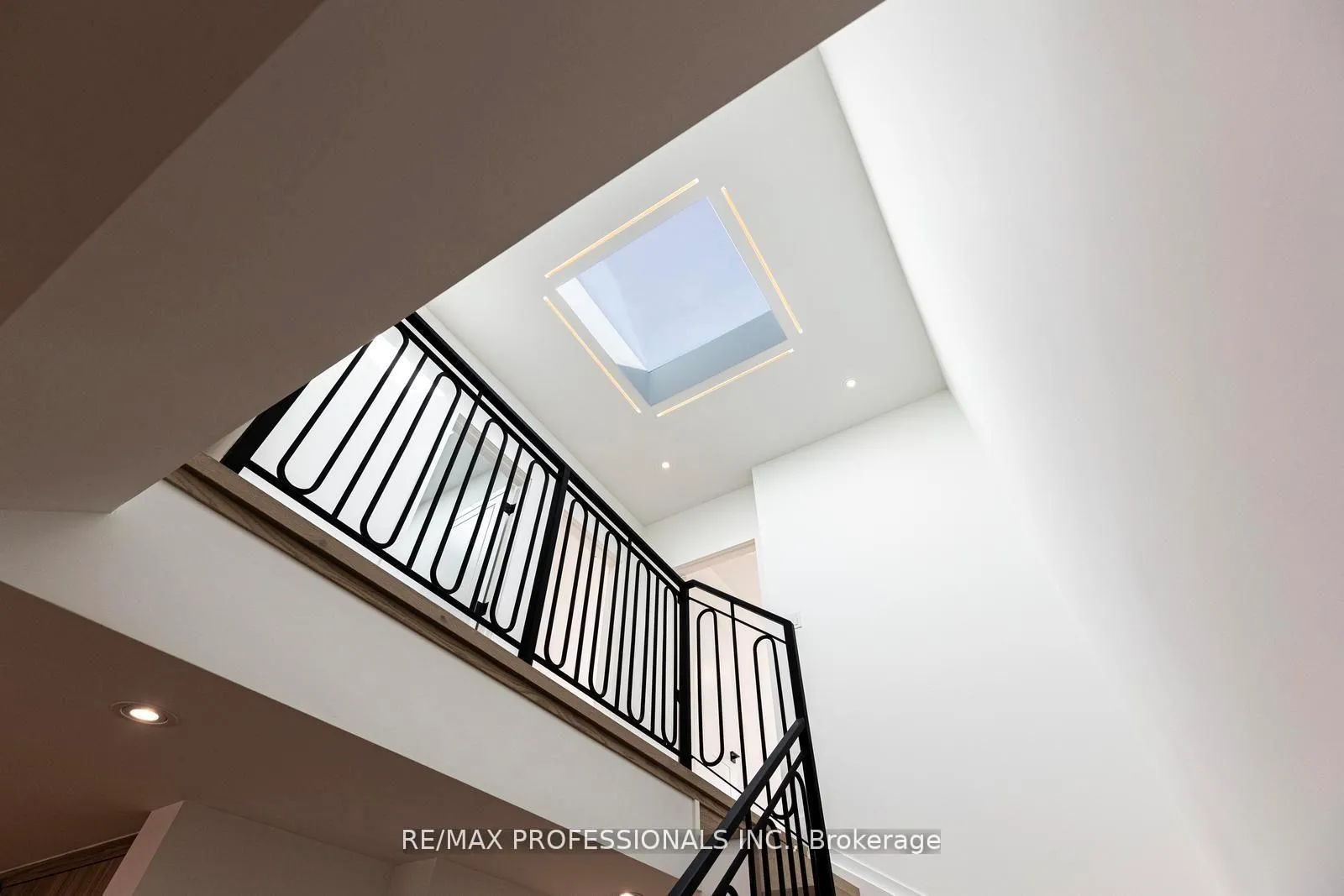 Photo 17 of 84 Twenty Ninth Street, Etobicoke, Long Branch — HOMEH