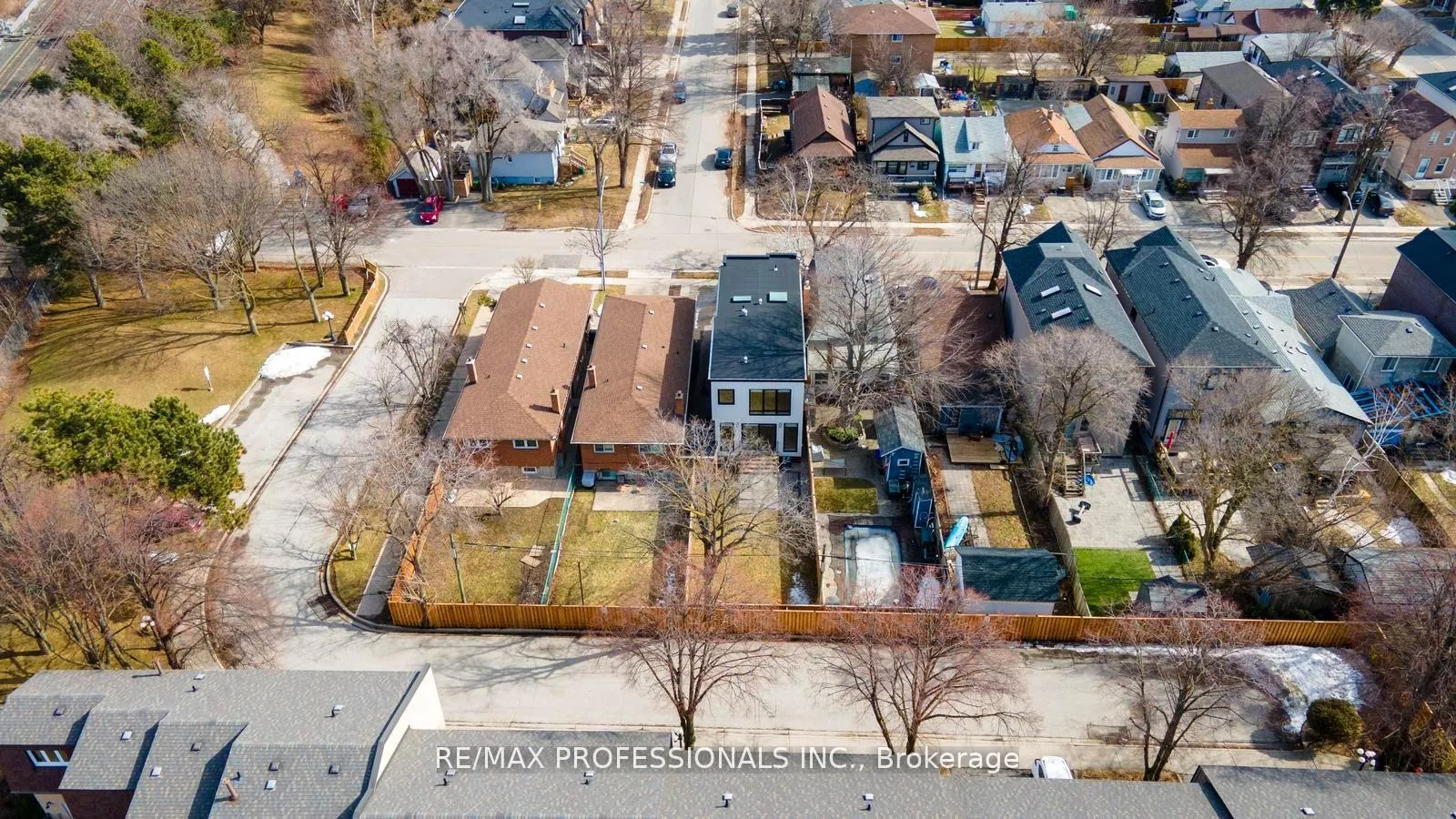 Photo 36 of 84 Twenty Ninth Street, Etobicoke, Long Branch — HOMEH