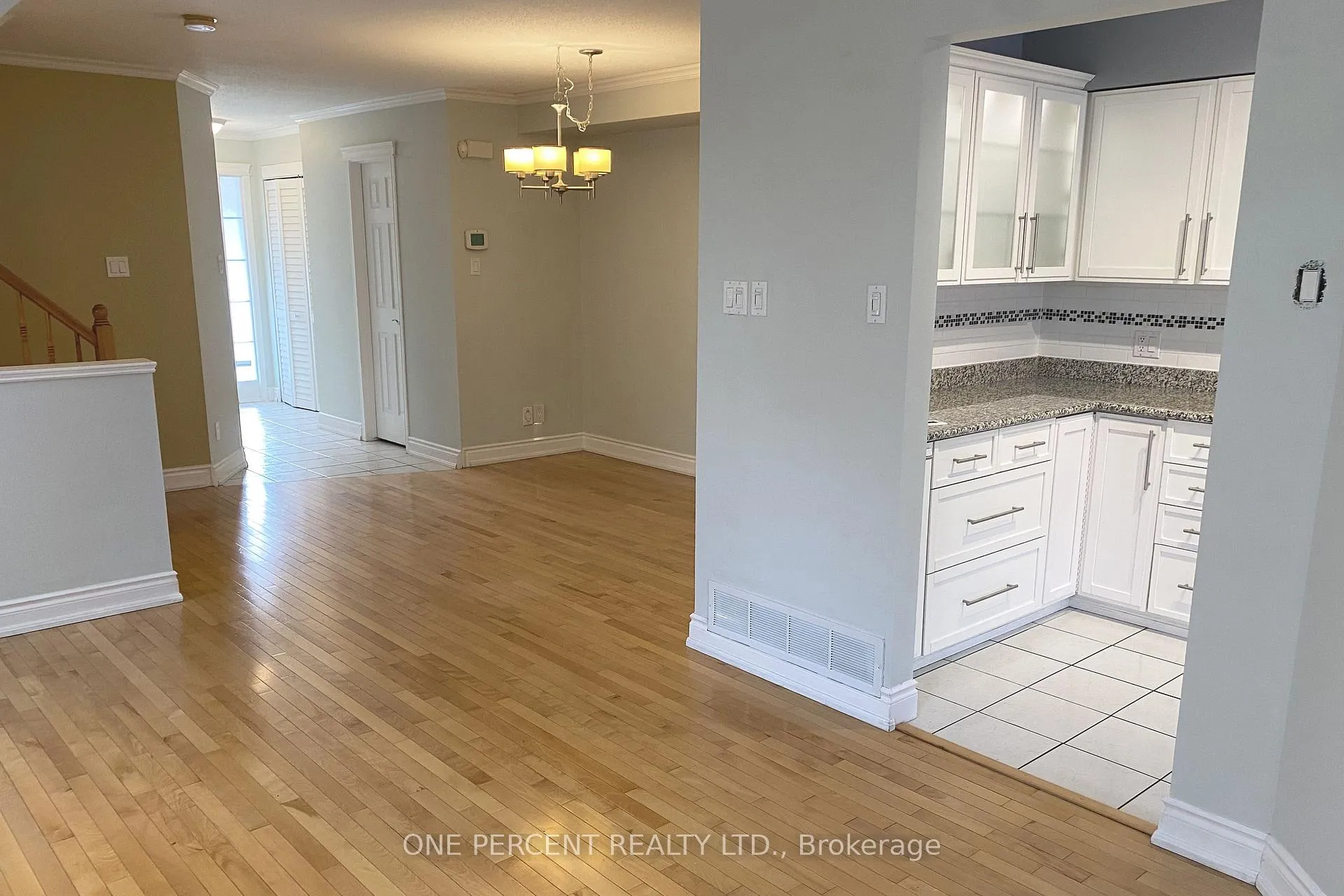 Photo 3 of 311 Southcrest Private, Ottawa, Brookfield Gardens — HOMEH