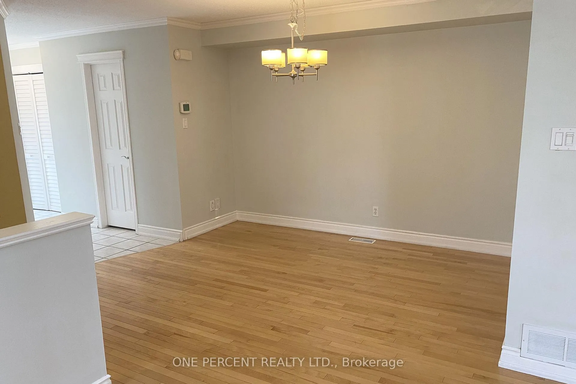 Photo 6 of 311 Southcrest Private, Ottawa, Brookfield Gardens — HOMEH
