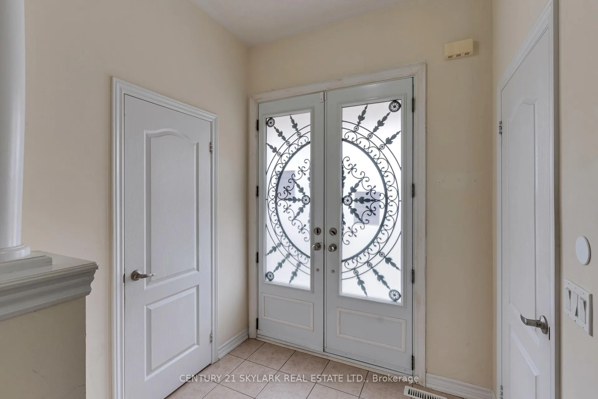 Photo 5 of 4 Mistletoe Place, Brampton, Credit Valley — HOMEH