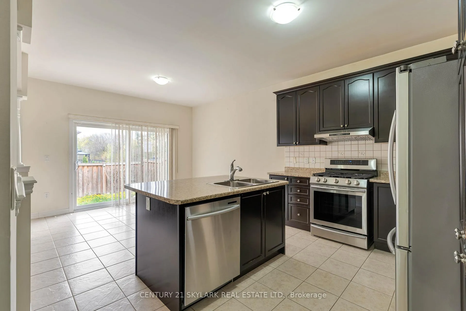 Photo 8 of 4 Mistletoe Place, Brampton, Credit Valley — HOMEH