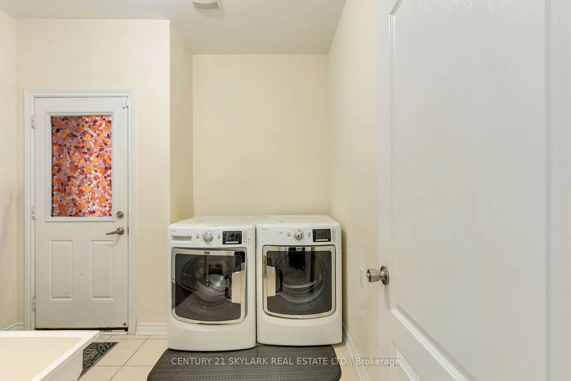 Photo 12 of 4 Mistletoe Place, Brampton, Credit Valley — HOMEH