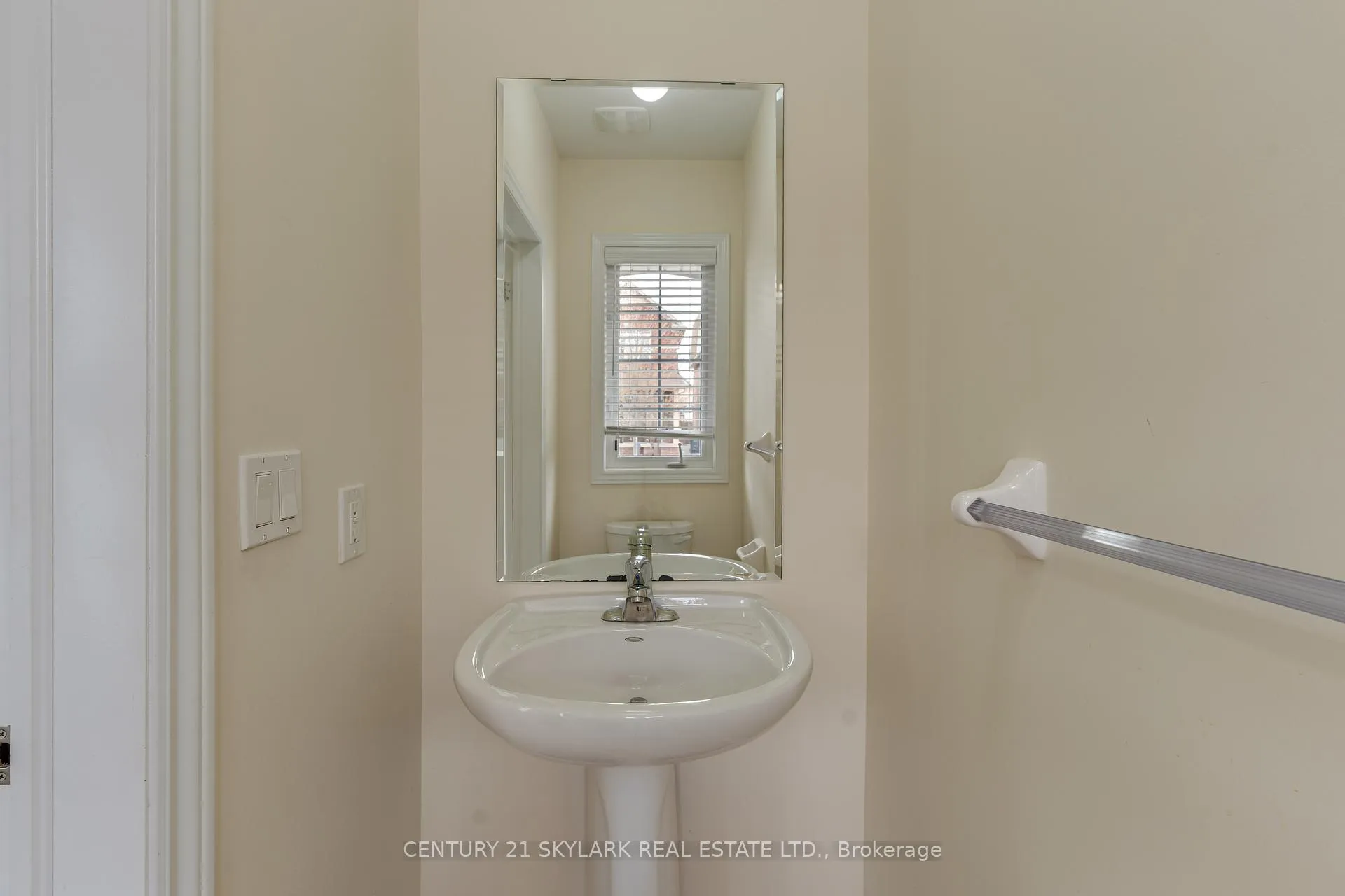 Photo 13 of 4 Mistletoe Place, Brampton, Credit Valley — HOMEH