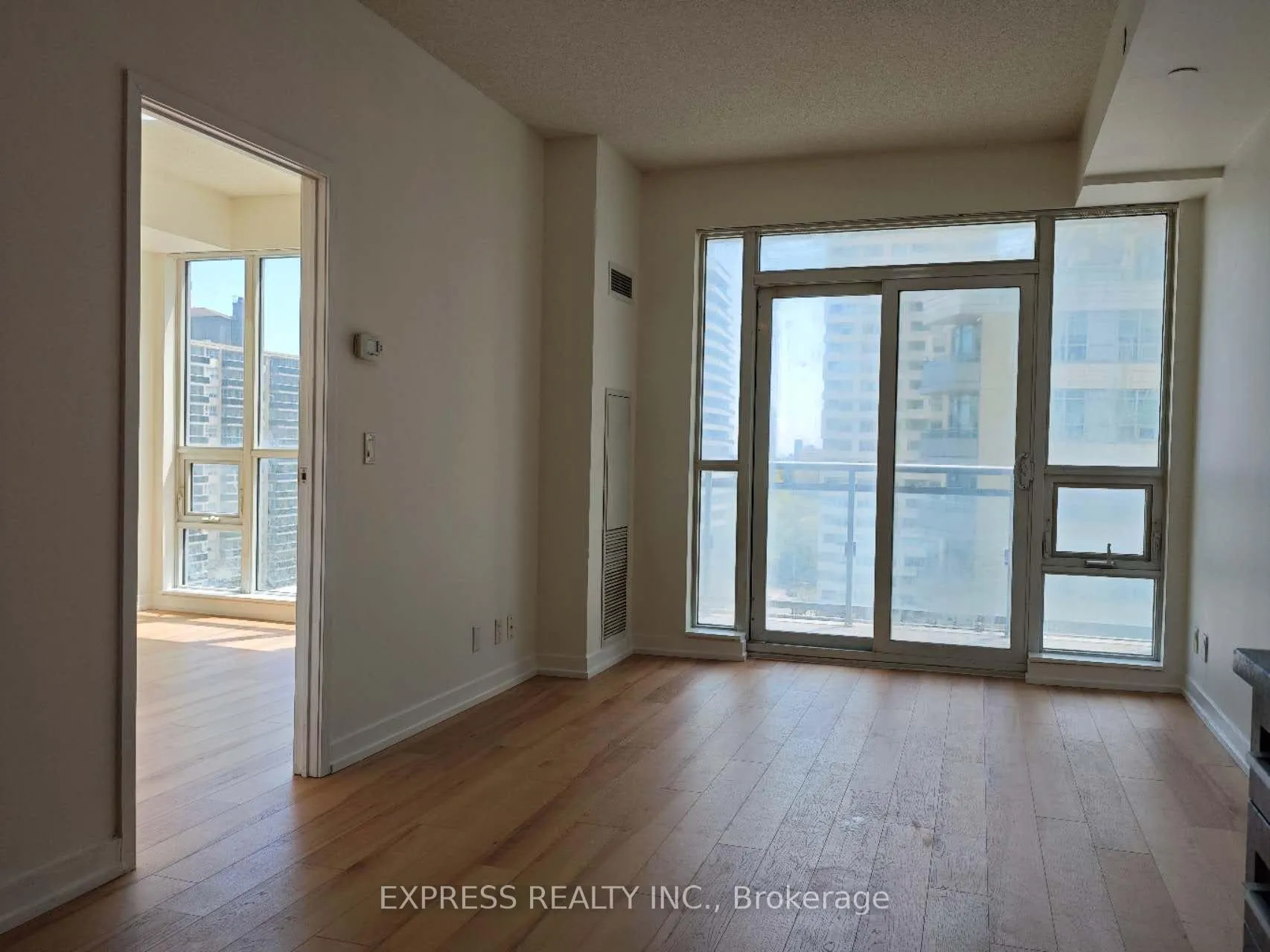 Photo 5 of Unit 919, 98 Lillian Street, Toronto, Mount Pleasant West — HOMEH