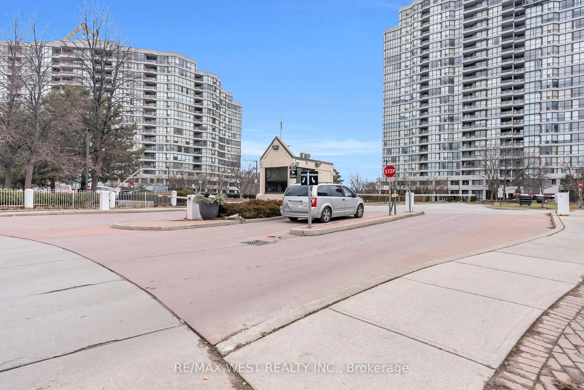 Photo 3 of Unit 1403, 5 Rowntree Road, Etobicoke, Mount Olive-Silverstone-Jamestown — HOMEH