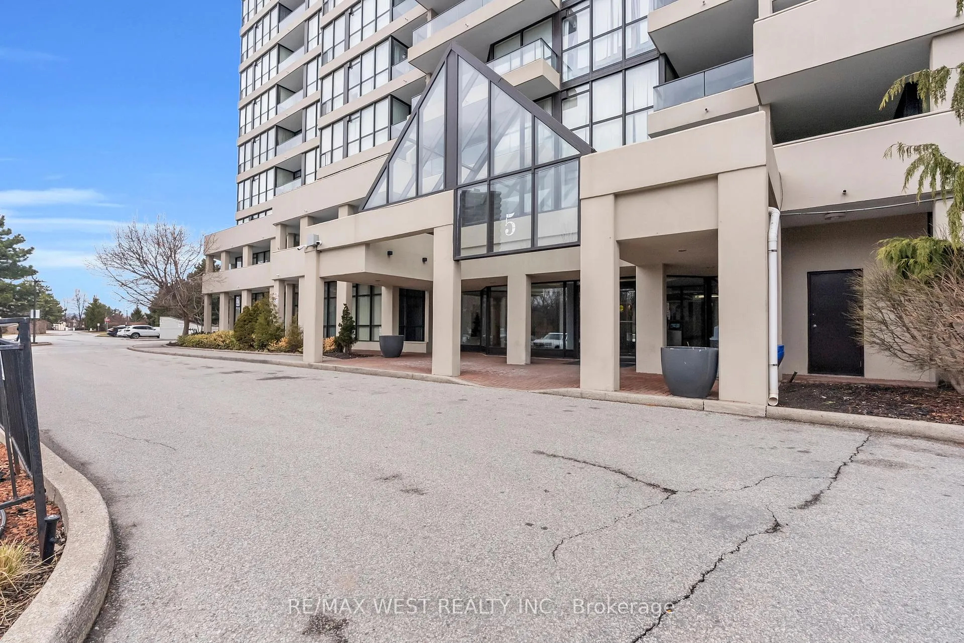Photo 4 of Unit 1403, 5 Rowntree Road, Etobicoke, Mount Olive-Silverstone-Jamestown — HOMEH