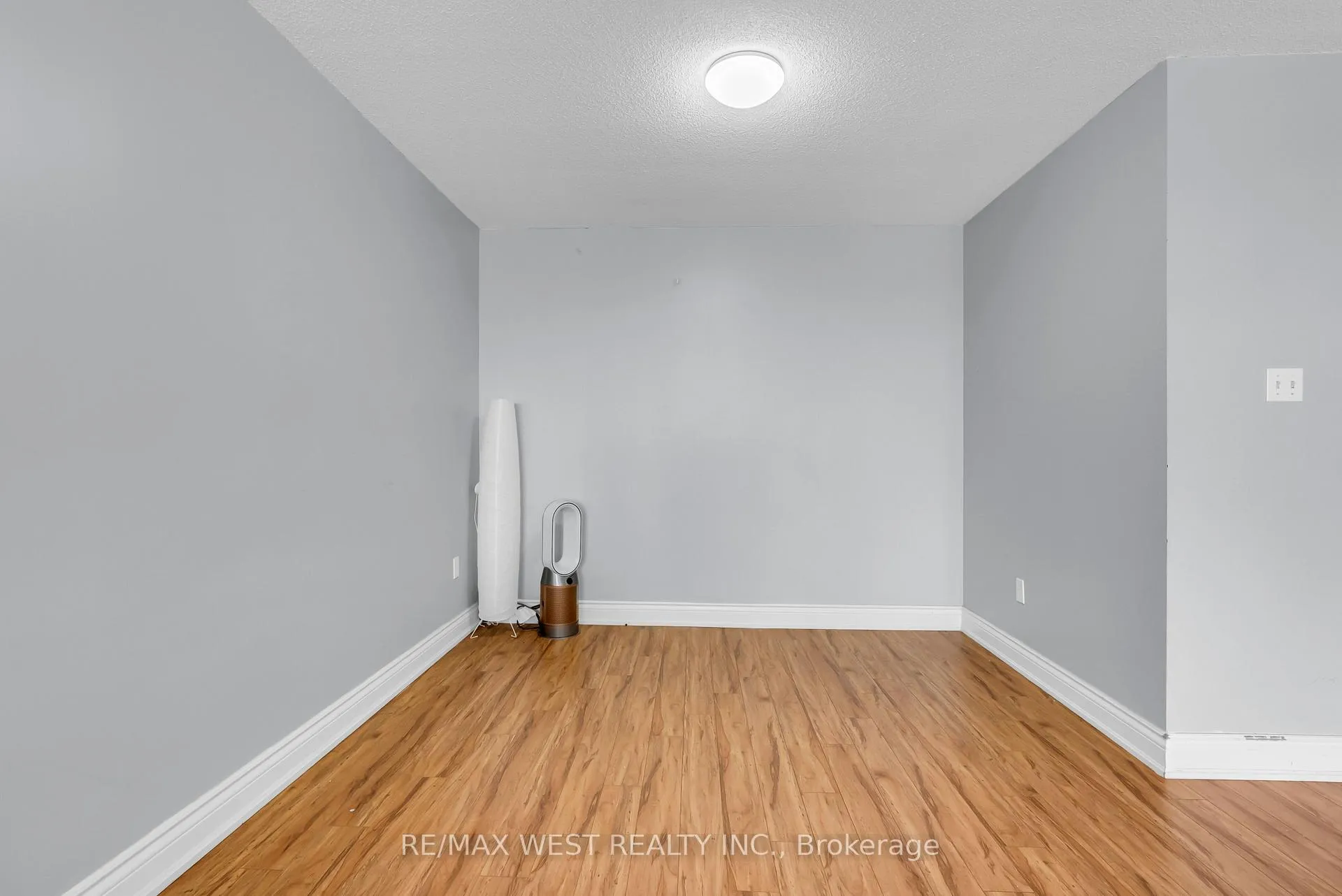 Photo 11 of Unit 1403, 5 Rowntree Road, Etobicoke, Mount Olive-Silverstone-Jamestown — HOMEH