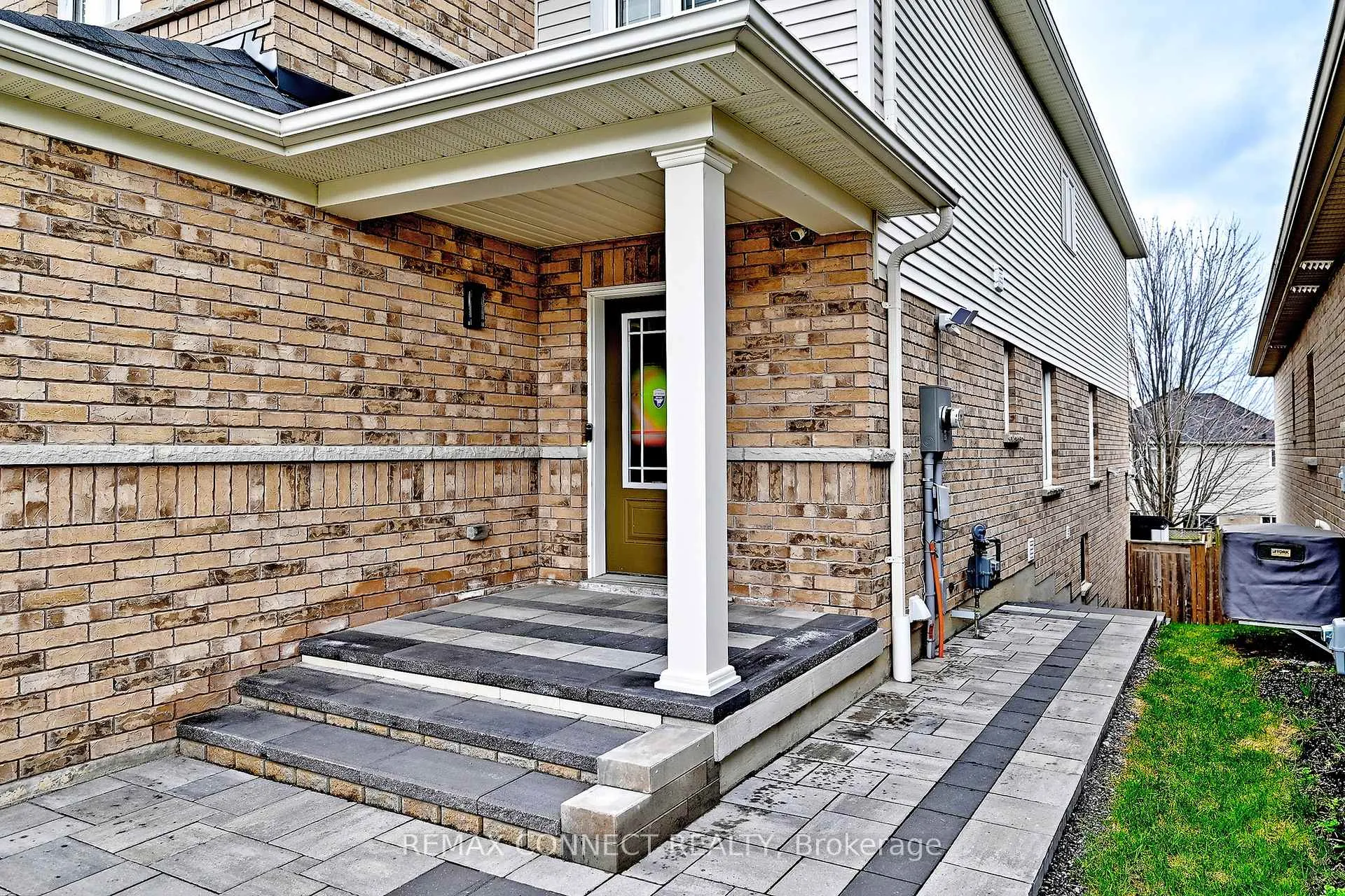 Photo 3 of 1788 Shelburne Street, Oshawa, Samac — HOMEH