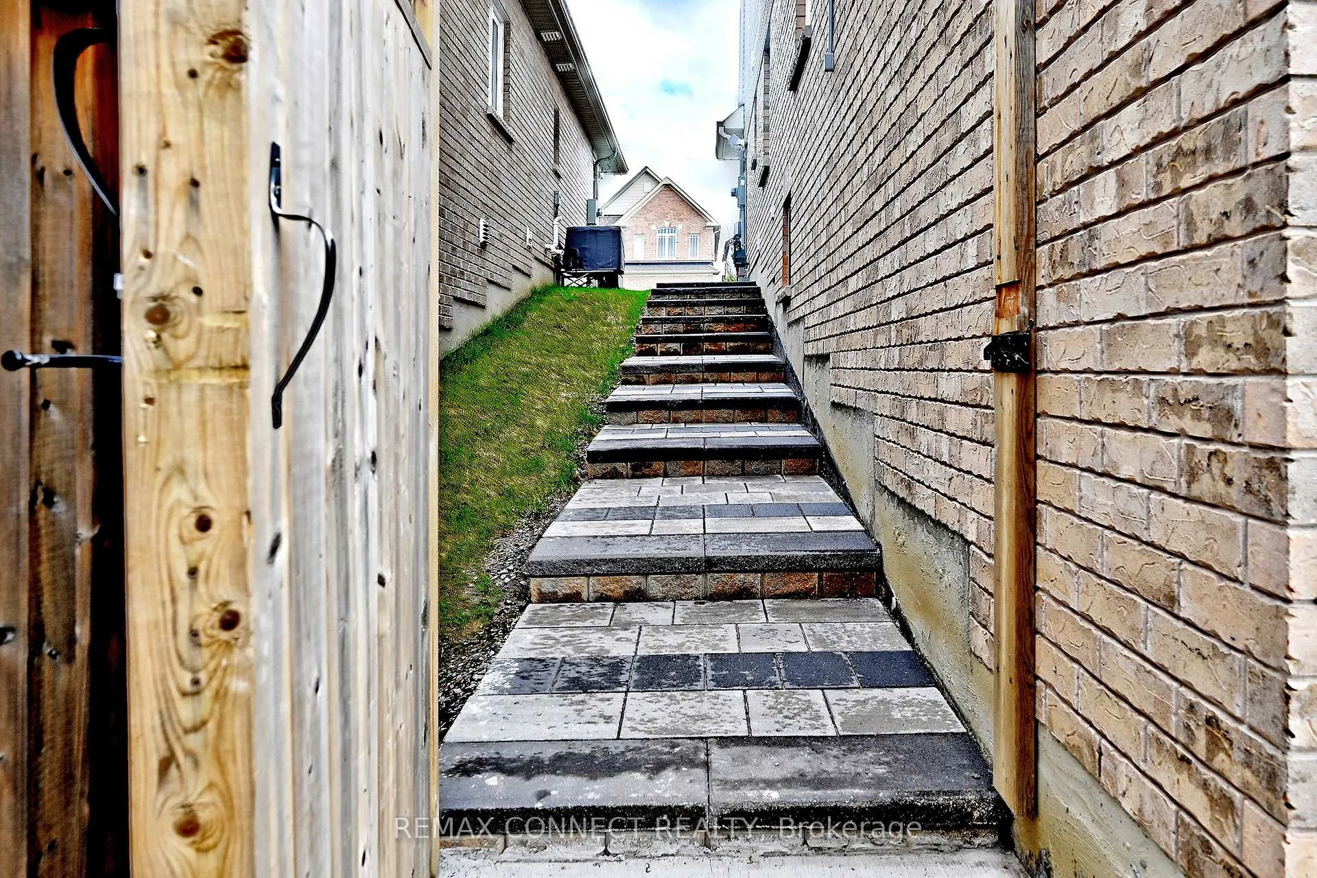 Photo 44 of 1788 Shelburne Street, Oshawa, Samac — HOMEH