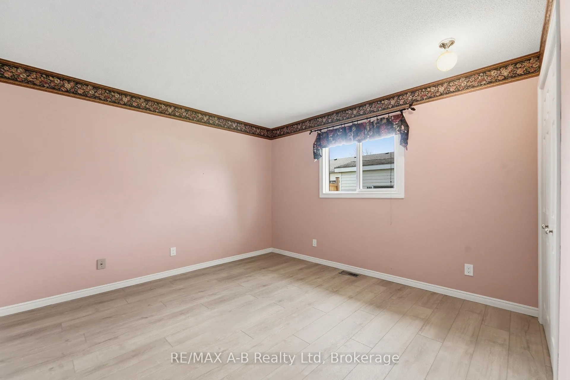 Photo 15 of 178 Toronto Street E, West Perth, Mitchell — HOMEH