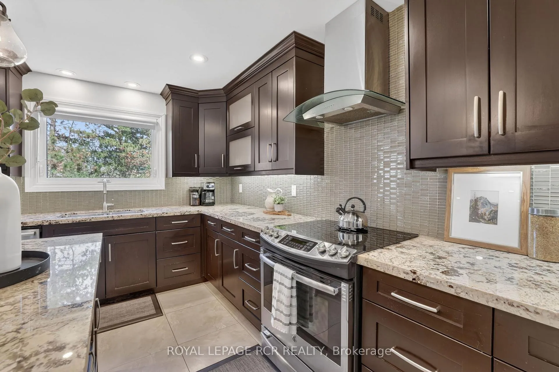 Photo 16 of 35 Mccabe Crescent, Caledon, Bolton North — HOMEH