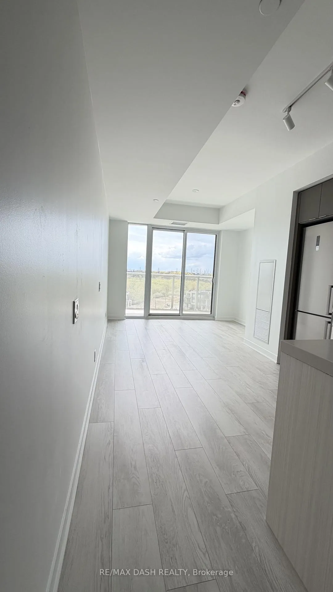 Photo 11 of Unit 616, 6 Flavelle Trail, Vaughan, Steeles West Industrial — HOMEH