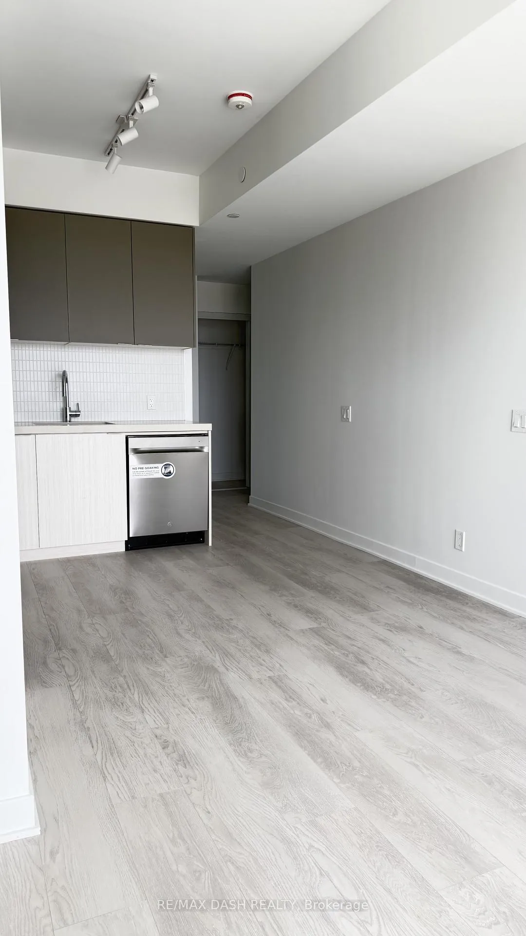 Photo 13 of Unit 616, 6 Flavelle Trail, Vaughan, Steeles West Industrial — HOMEH