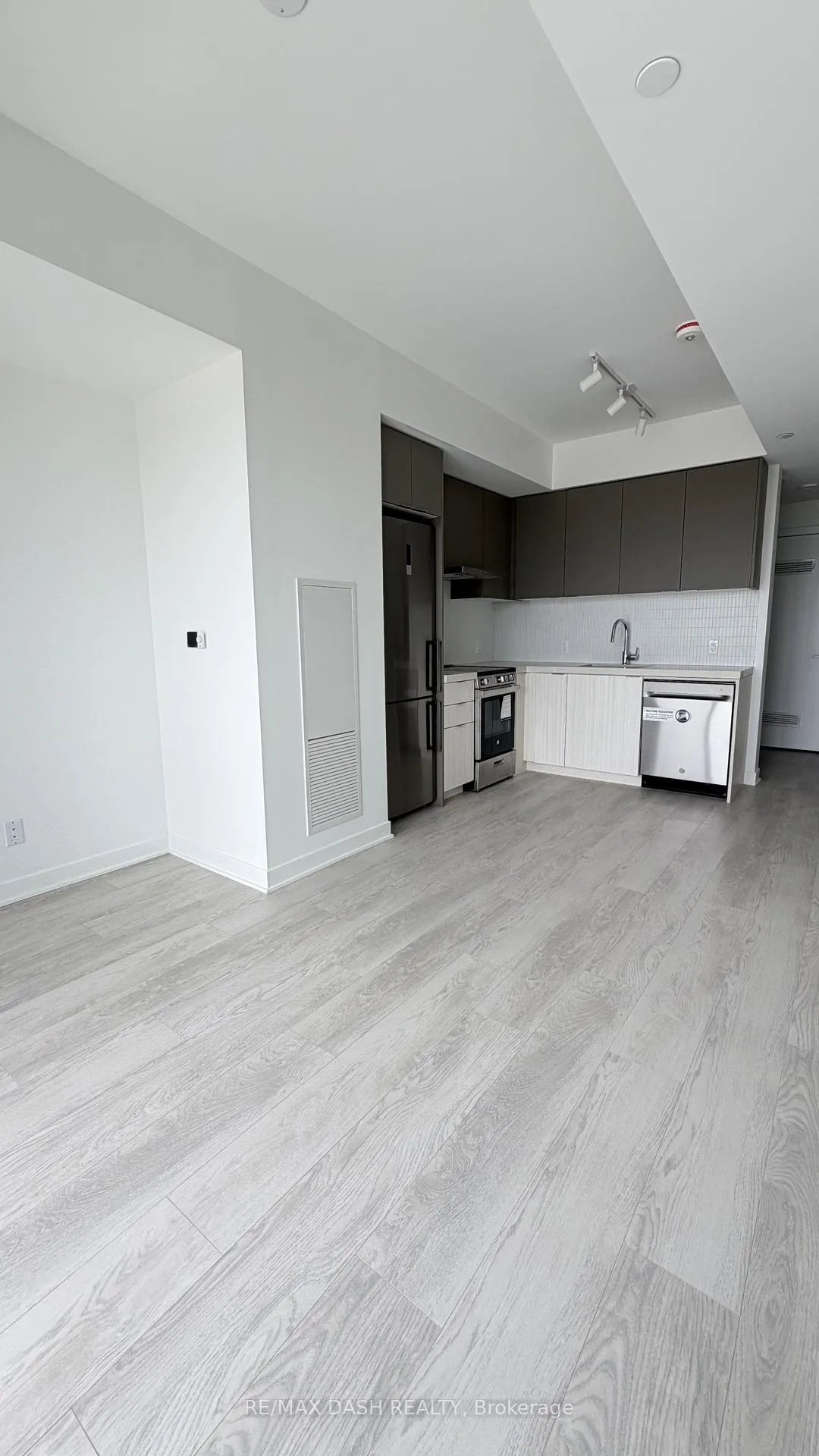 Photo 14 of Unit 616, 6 Flavelle Trail, Vaughan, Steeles West Industrial — HOMEH