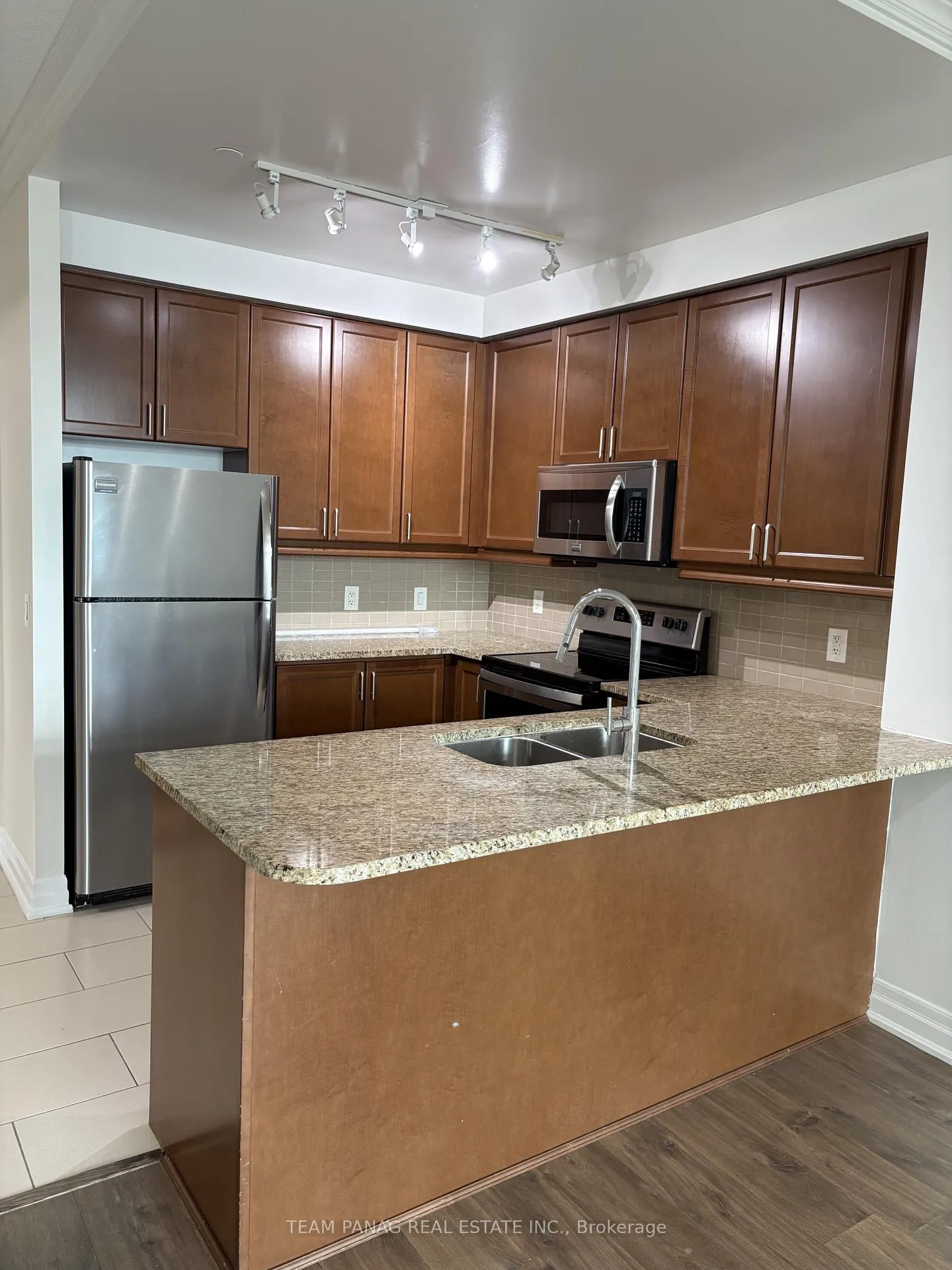 Photo 6 of Unit 203, 100 John Street, Brampton, Downtown Brampton — HOMEH