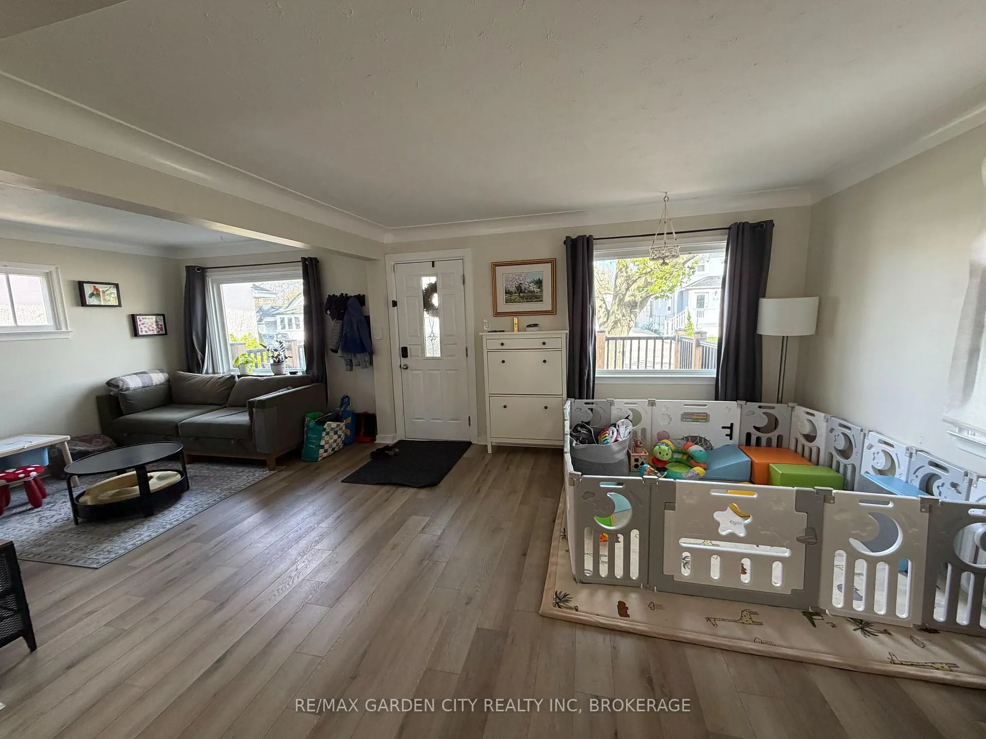 Photo 2 of 39 Margery Avenue, St. Catharines, Haig — HOMEH