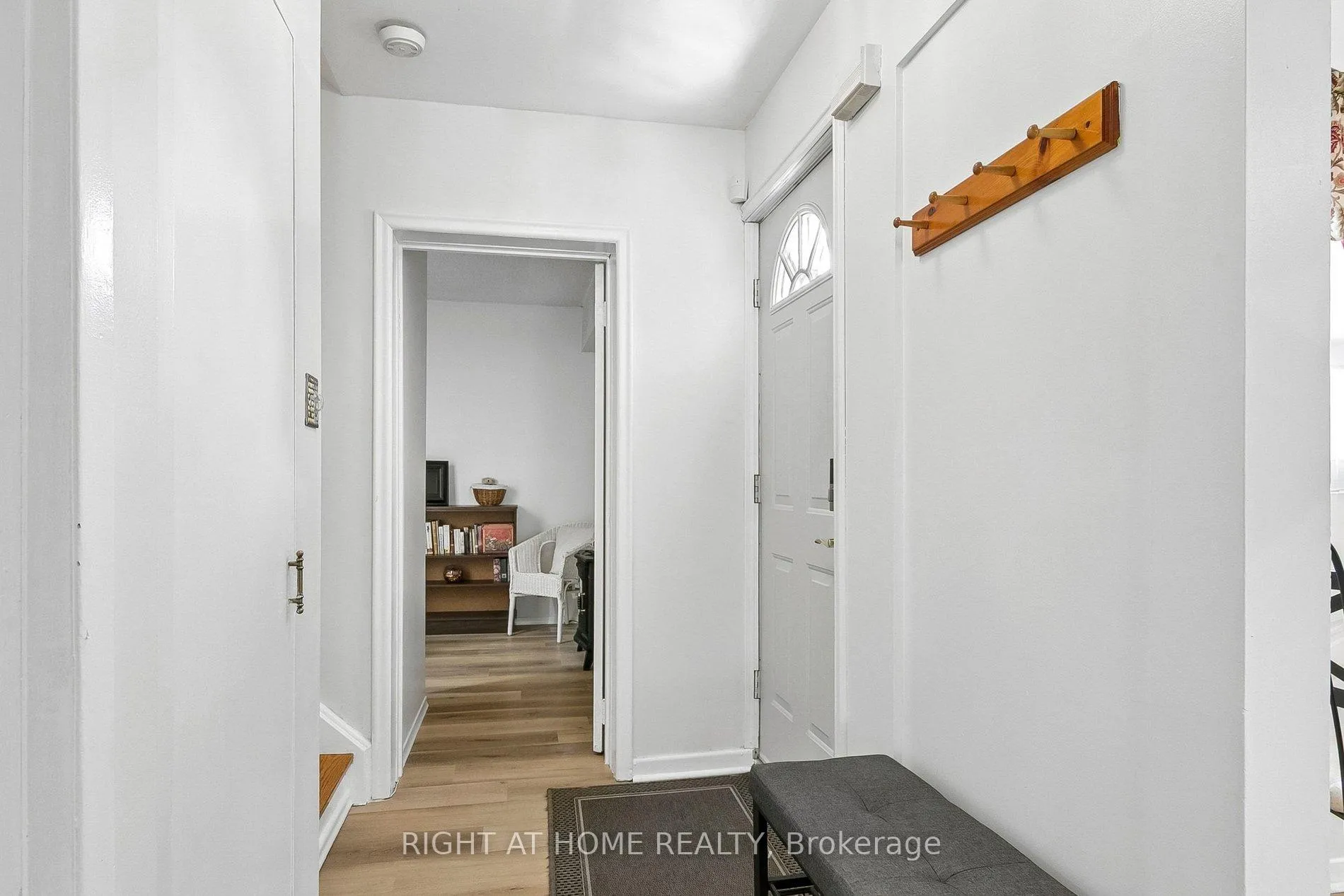 Photo 3 of 10 Sachems Place, Scarborough, Malvern — HOMEH