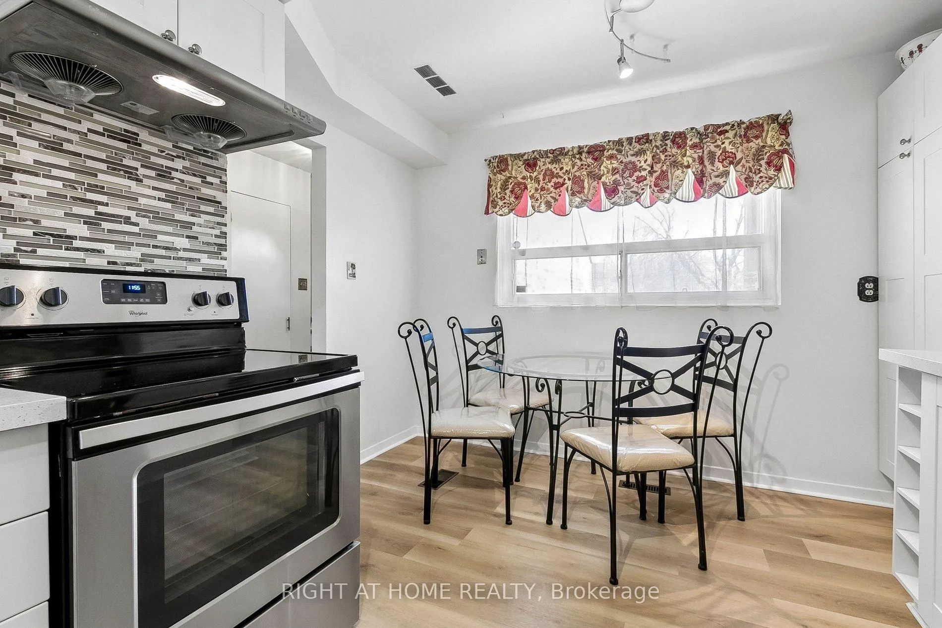 Photo 23 of 10 Sachems Place, Scarborough, Malvern — HOMEH