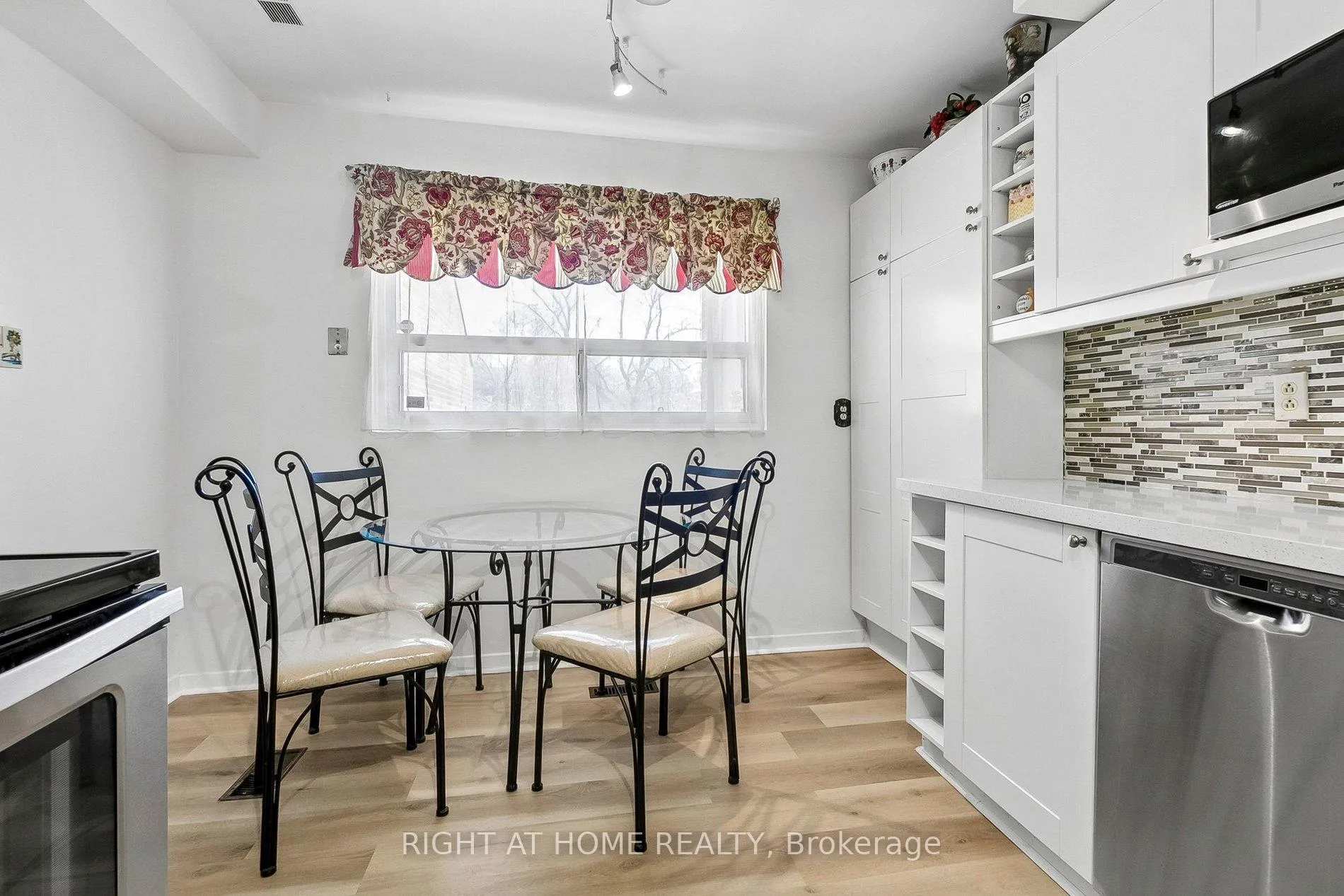 Photo 24 of 10 Sachems Place, Scarborough, Malvern — HOMEH