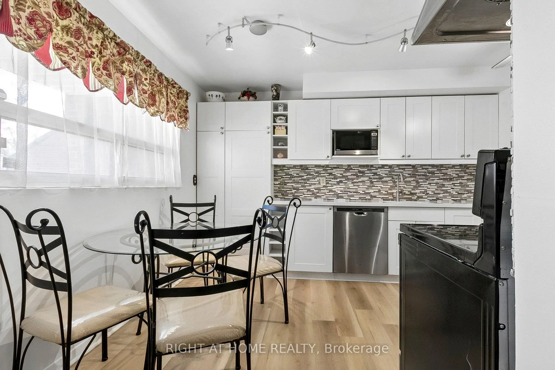 Photo 25 of 10 Sachems Place, Scarborough, Malvern — HOMEH