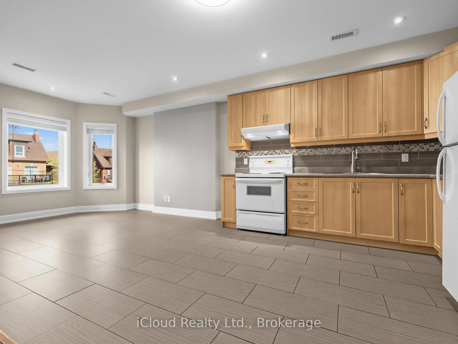 Photo 5 of Unit 2, 1226 Lansdowne Avenue, Toronto, Corso Italia-Davenport — HOMEH