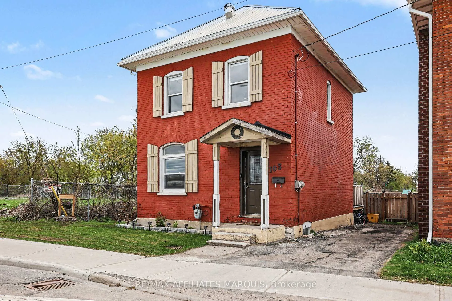 Photo 2 of 103 William Street E, Smiths Falls — HOMEH