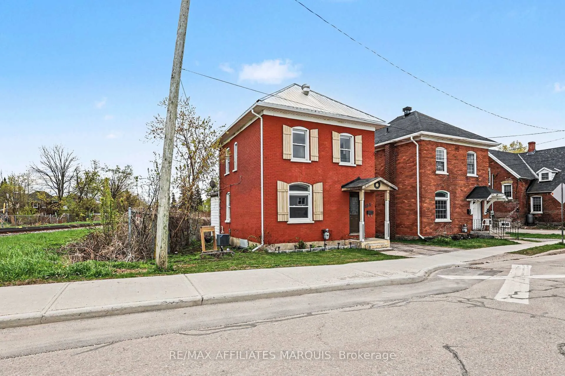 Photo 3 of 103 William Street E, Smiths Falls — HOMEH