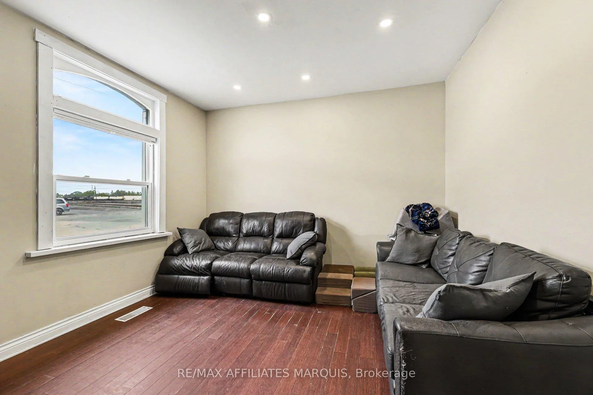 Photo 6 of 103 William Street E, Smiths Falls — HOMEH