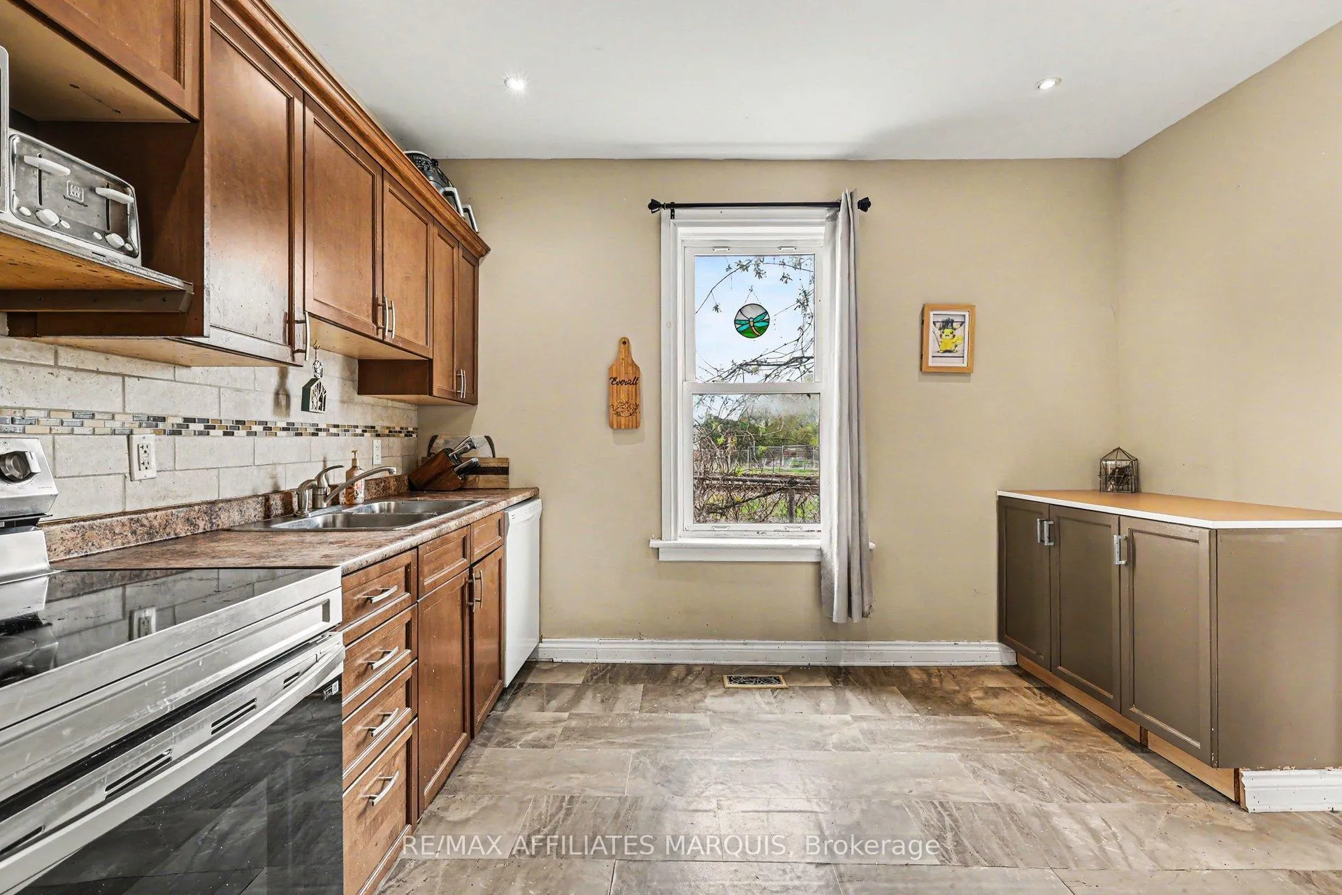 Photo 9 of 103 William Street E, Smiths Falls — HOMEH