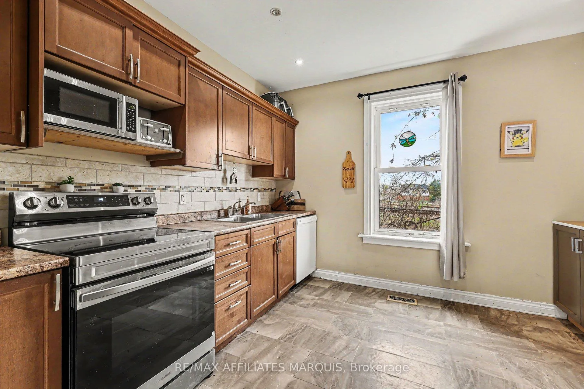 Photo 10 of 103 William Street E, Smiths Falls — HOMEH