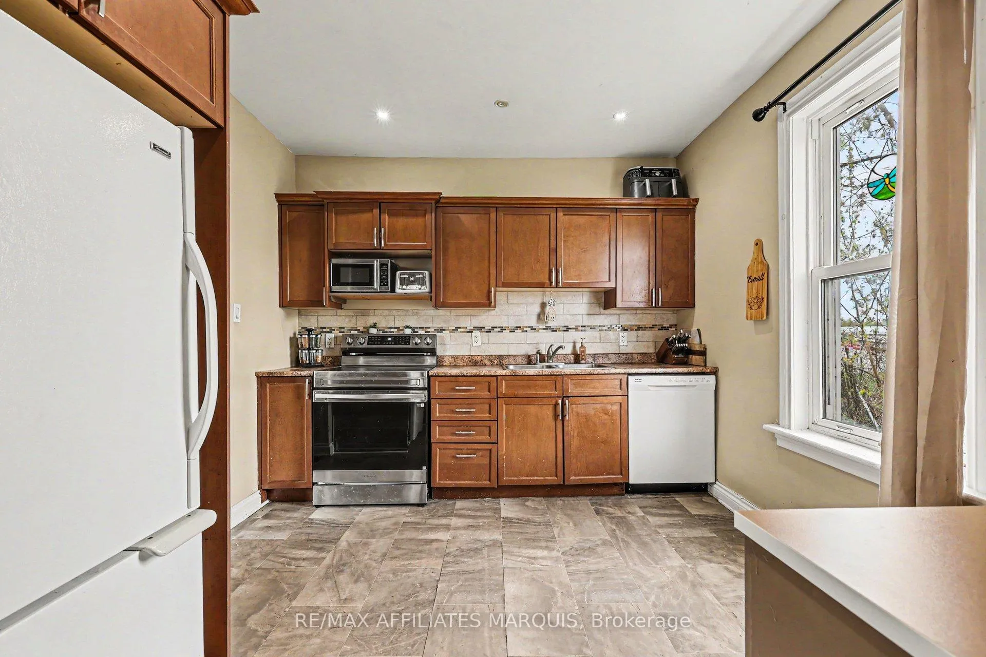 Photo 11 of 103 William Street E, Smiths Falls — HOMEH