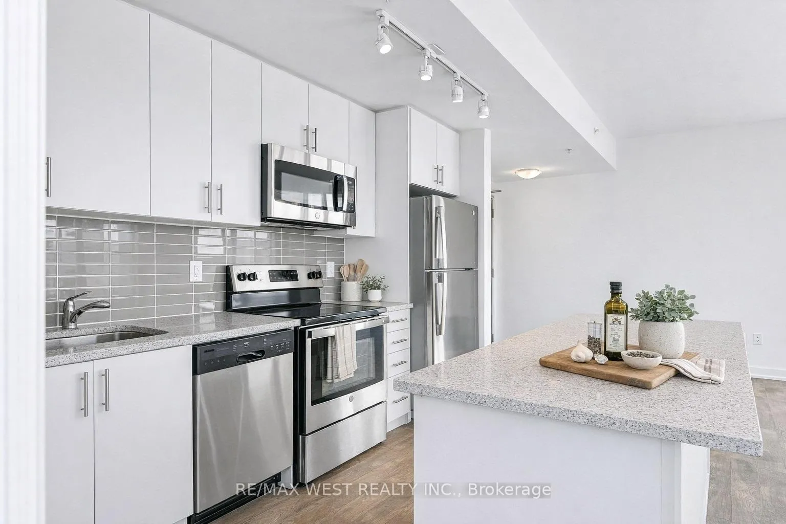 Photo 2 of Unit 401, 550 North Service Road, Grimsby, Grimsby Beach — HOMEH