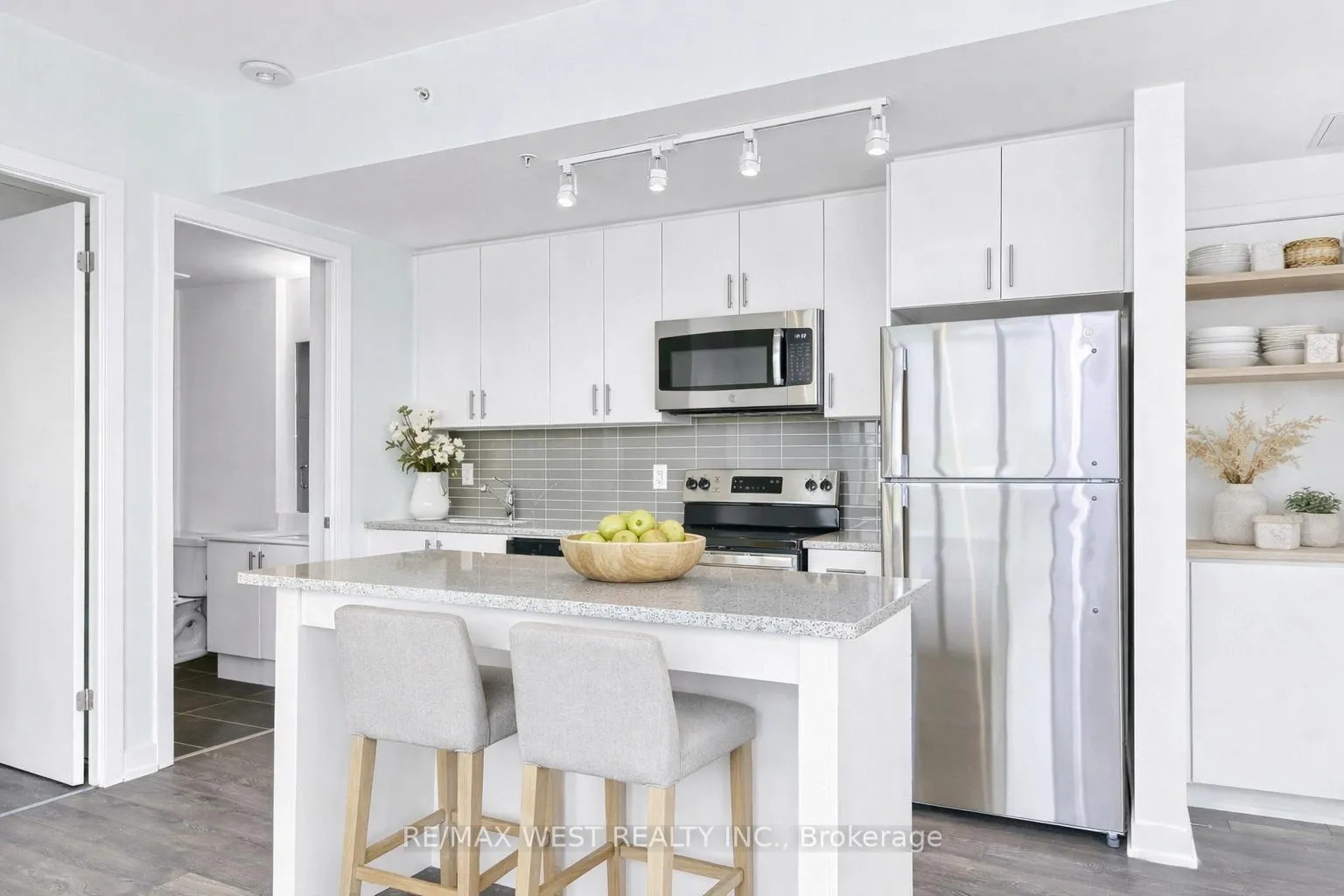 Photo 5 of Unit 401, 550 North Service Road, Grimsby, Grimsby Beach — HOMEH
