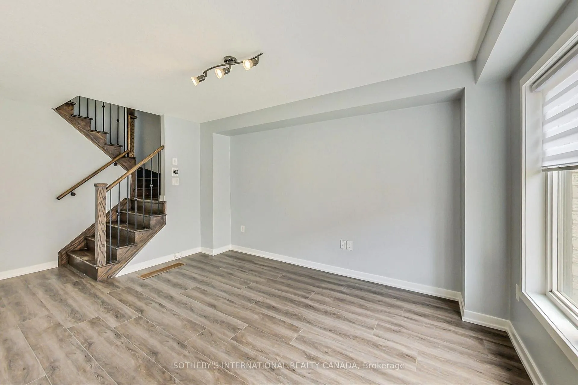 Photo 3 of 131 Pagebrook Crescent, Hamilton, Stoney Creek Mountain — HOMEH