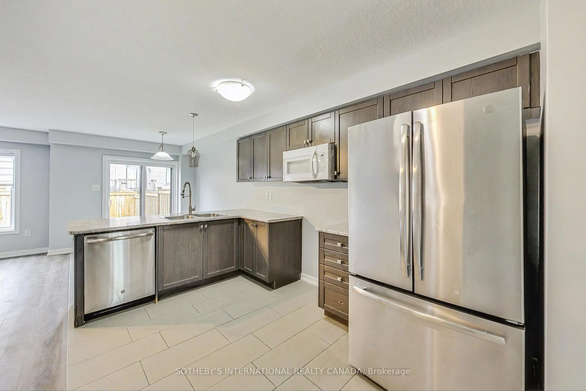 Photo 4 of 131 Pagebrook Crescent, Hamilton, Stoney Creek Mountain — HOMEH