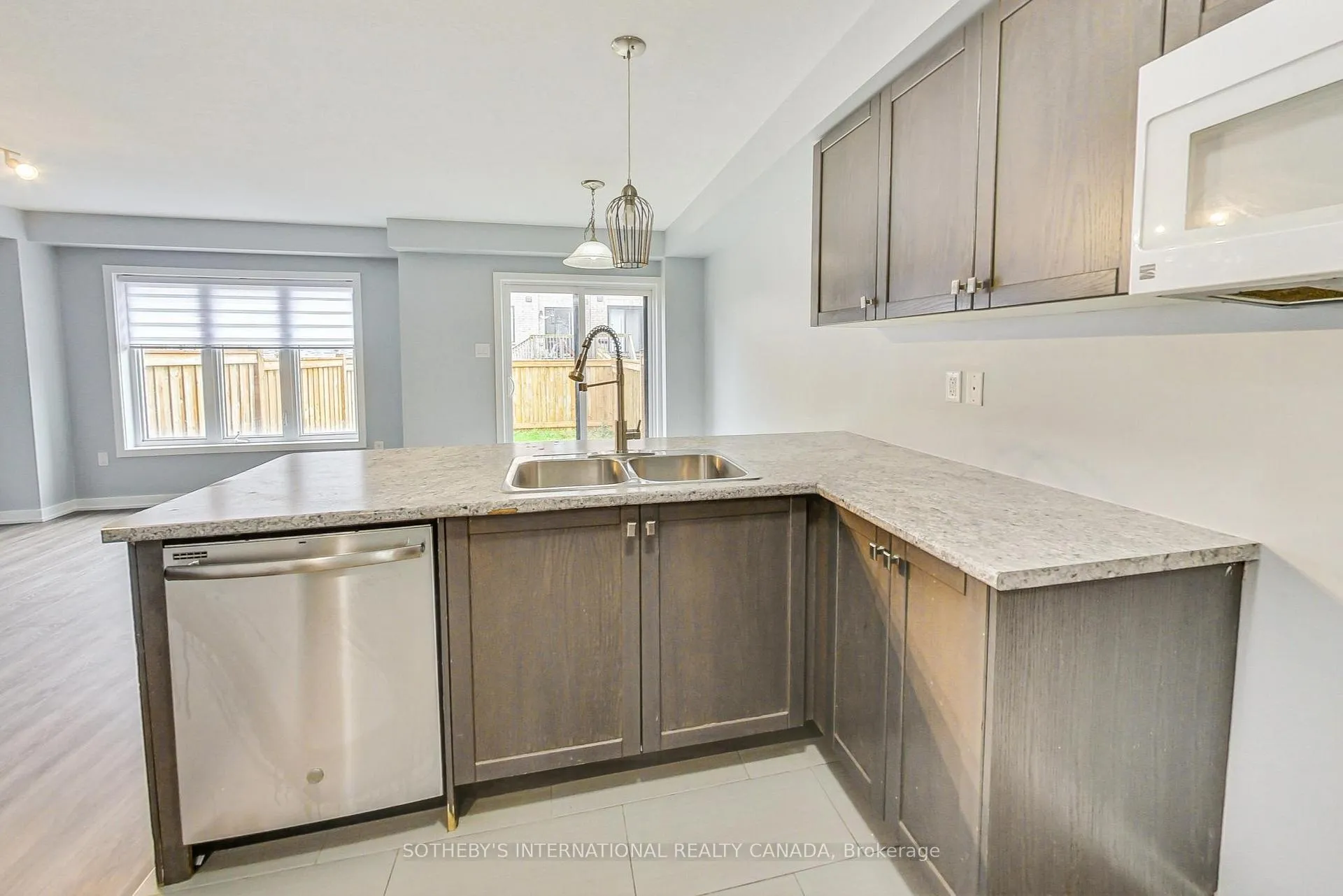 Photo 5 of 131 Pagebrook Crescent, Hamilton, Stoney Creek Mountain — HOMEH
