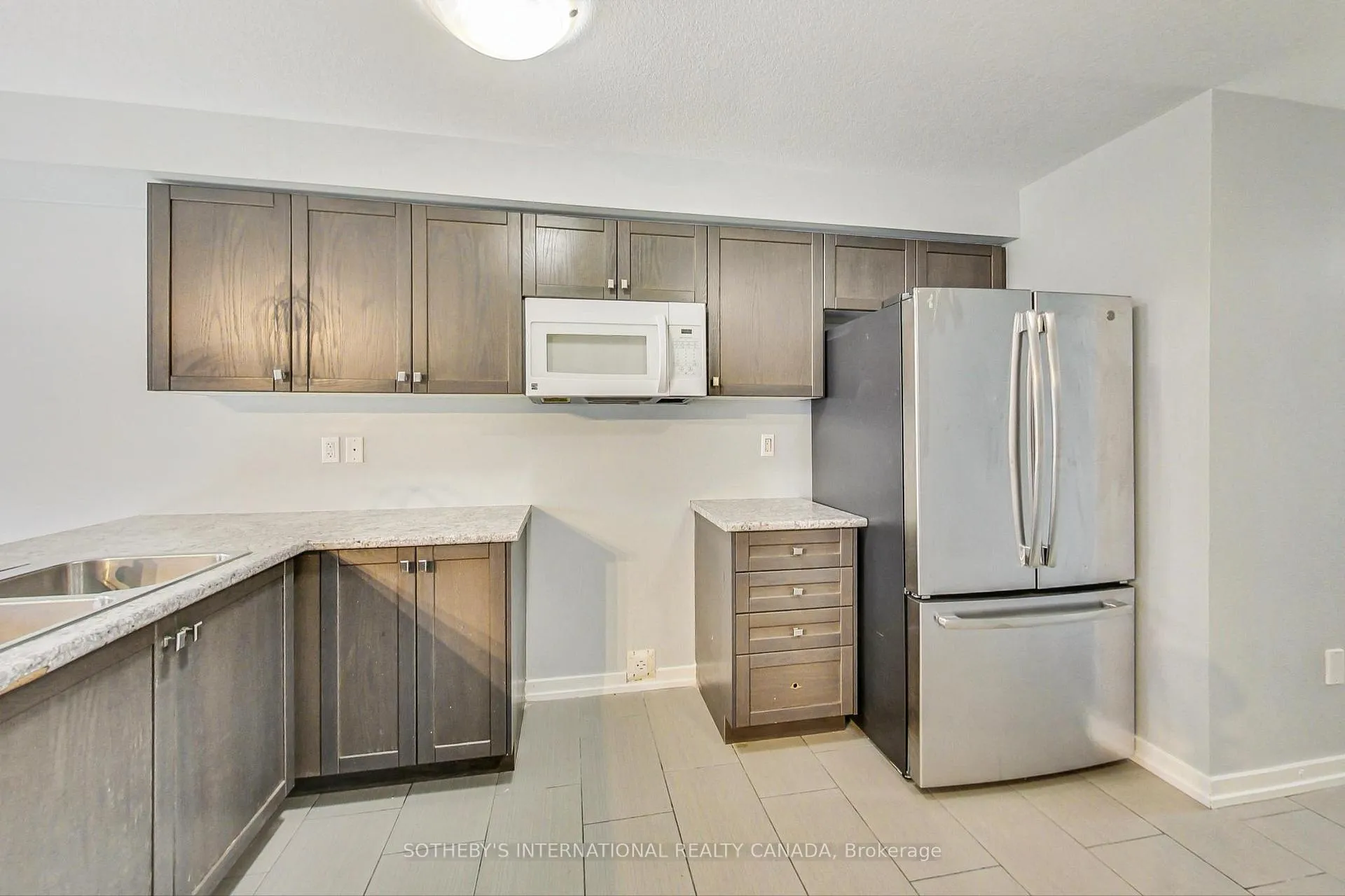 Photo 6 of 131 Pagebrook Crescent, Hamilton, Stoney Creek Mountain — HOMEH