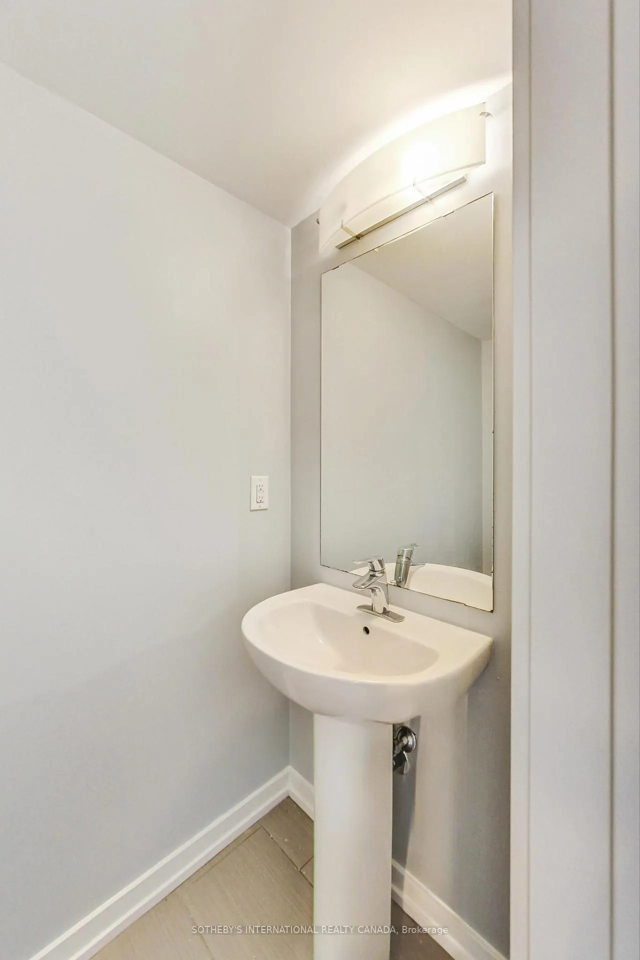 Photo 7 of 131 Pagebrook Crescent, Hamilton, Stoney Creek Mountain — HOMEH