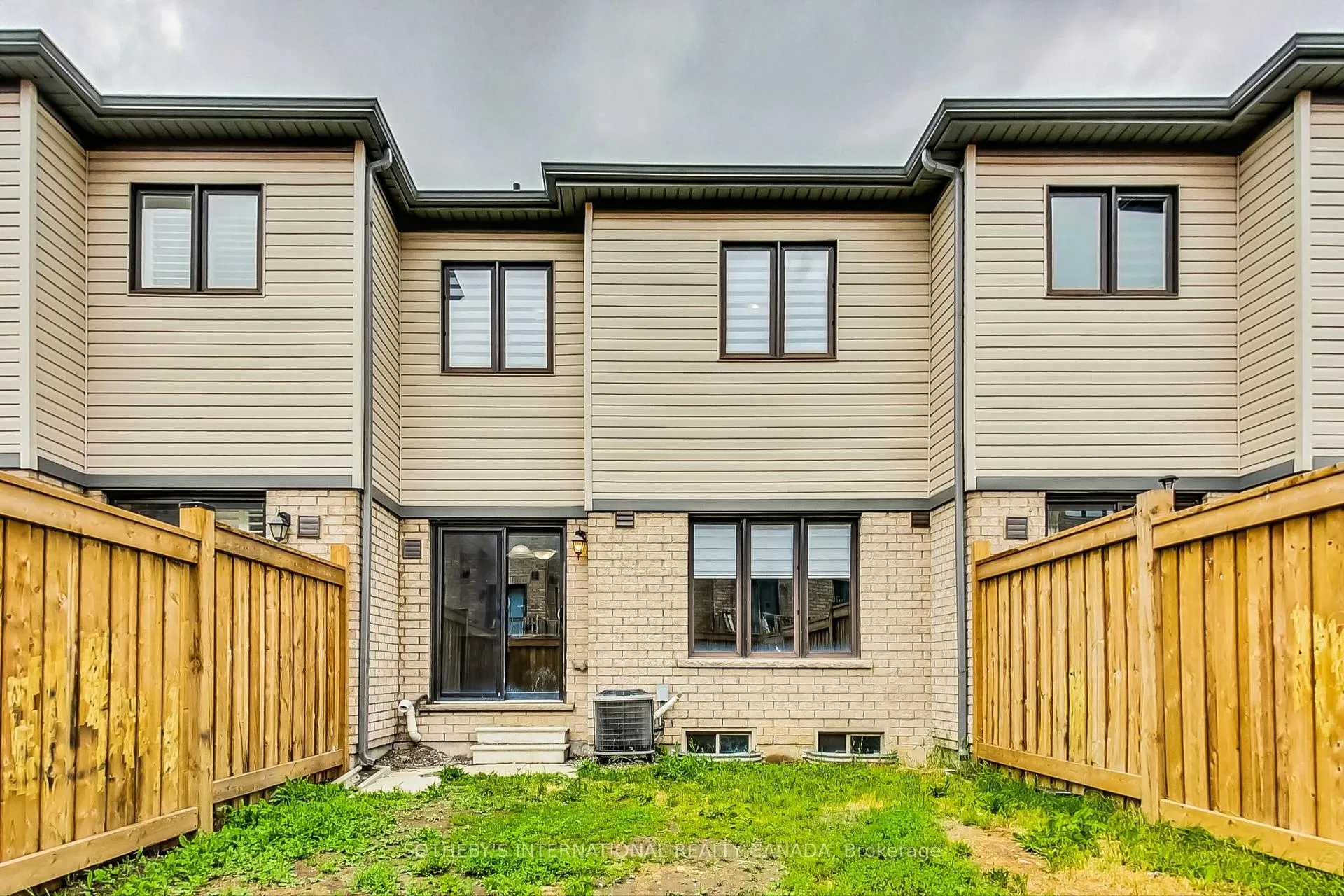 Photo 19 of 131 Pagebrook Crescent, Hamilton, Stoney Creek Mountain — HOMEH