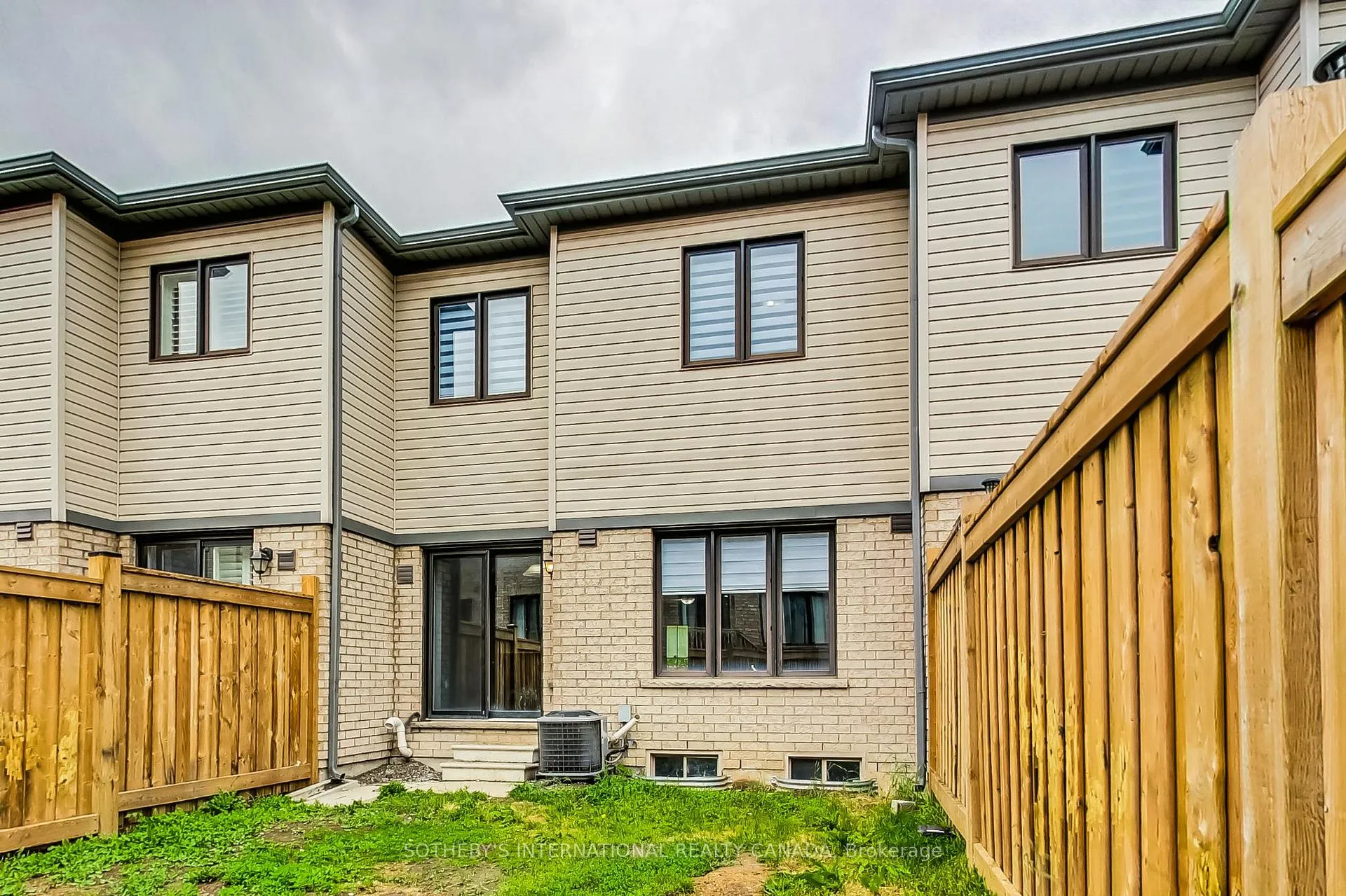 Photo 20 of 131 Pagebrook Crescent, Hamilton, Stoney Creek Mountain — HOMEH