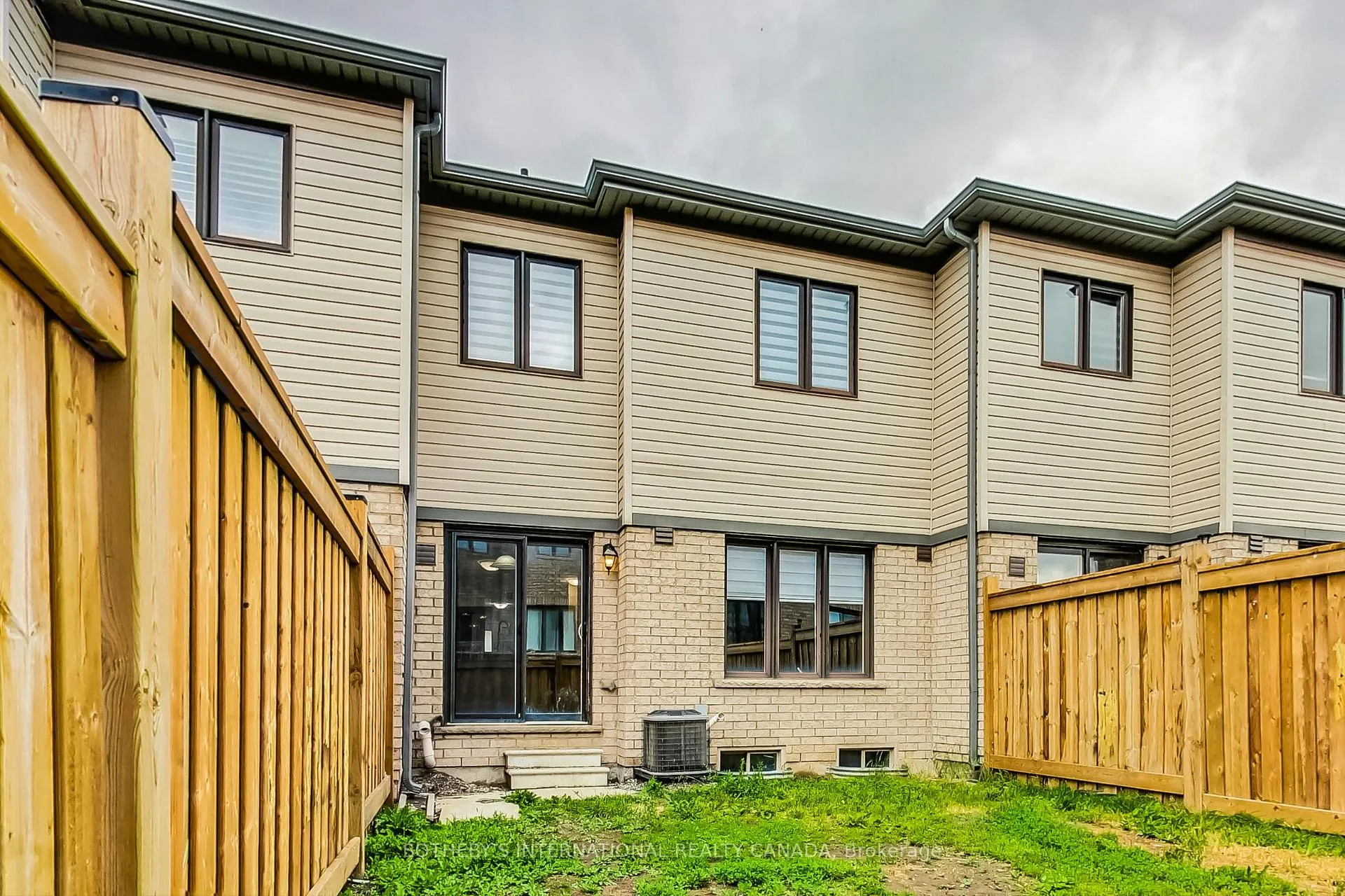 Photo 21 of 131 Pagebrook Crescent, Hamilton, Stoney Creek Mountain — HOMEH