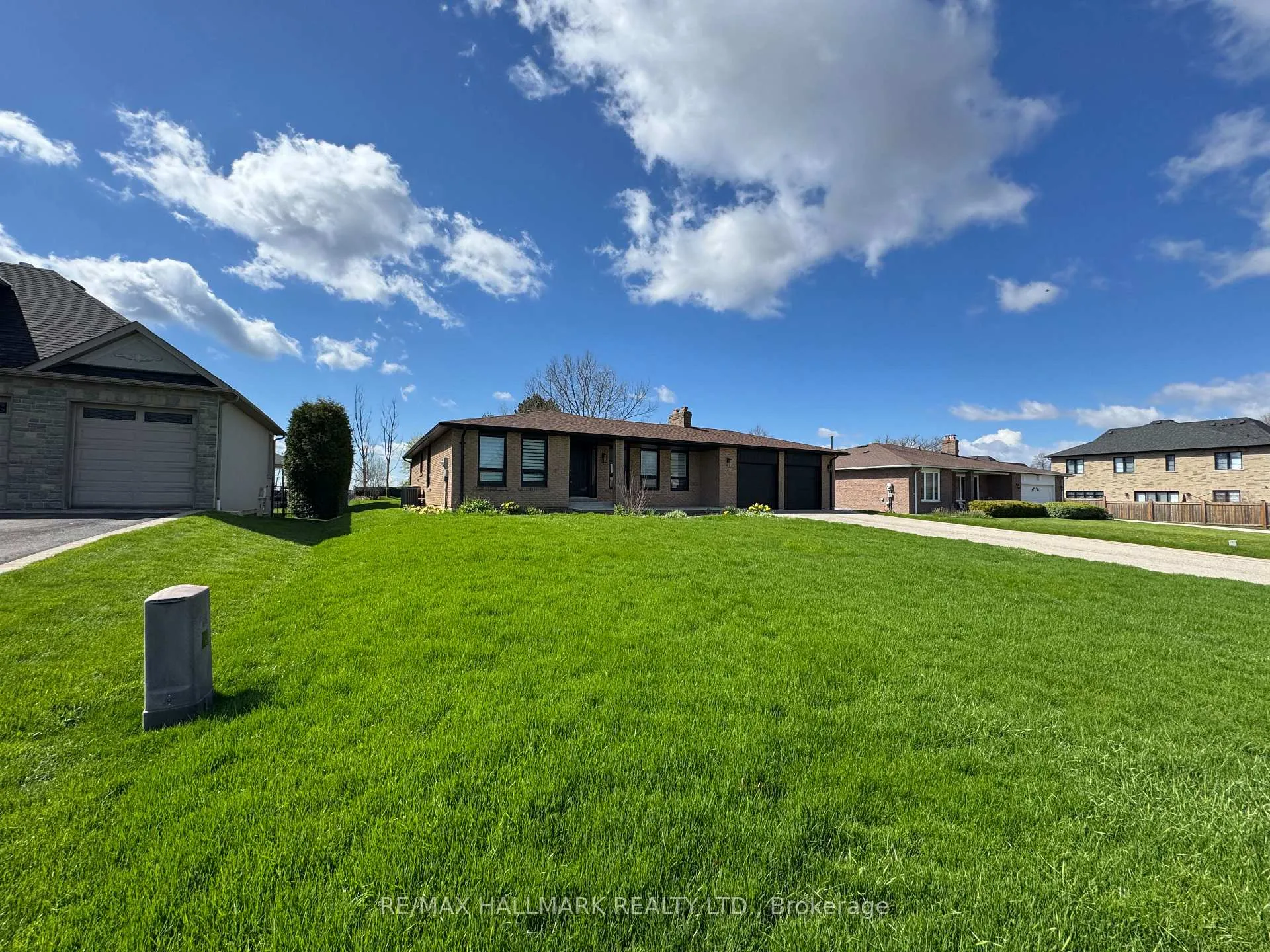 Photo 2 of 17 Janet Avenue, King, Nobleton — HOMEH