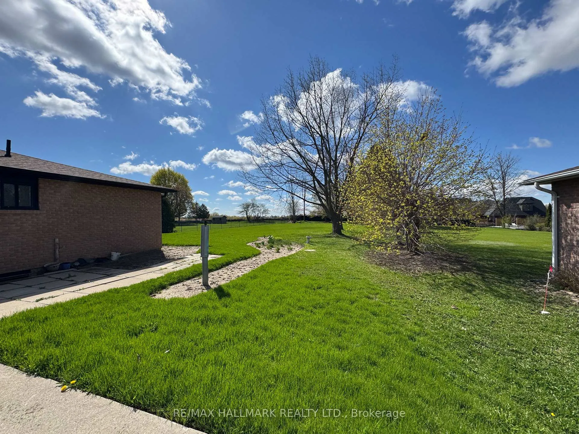 Photo 3 of 17 Janet Avenue, King, Nobleton — HOMEH