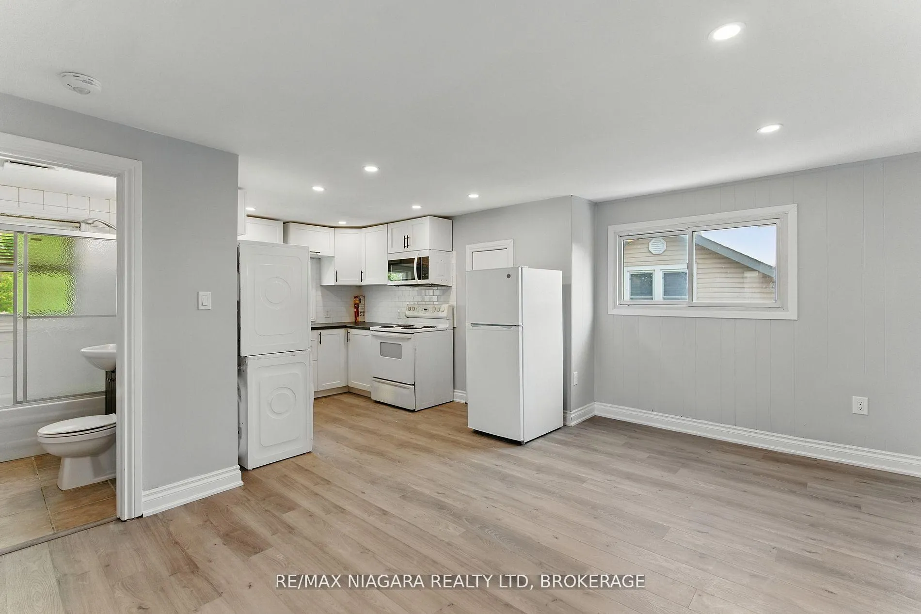 Photo 5 of Unit 1, 290 Scholfield Avenue S, Welland, Lincoln/Crowland — HOMEH