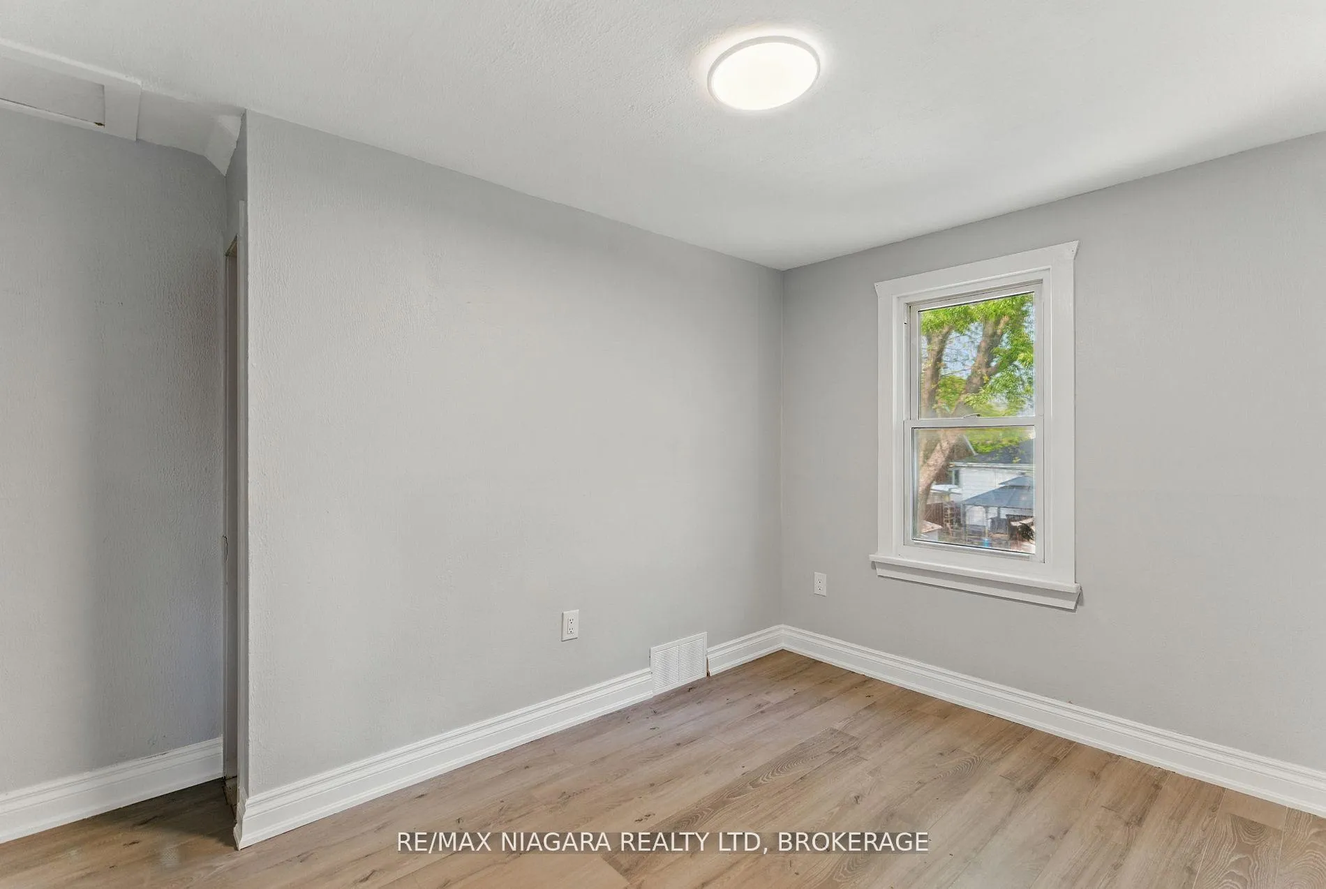Photo 8 of Unit 1, 290 Scholfield Avenue S, Welland, Lincoln/Crowland — HOMEH