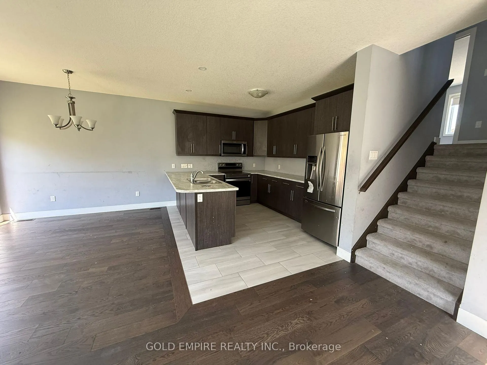 Photo 6 of Unit UPPER, 2004 Evans Boulevard, London, South U — HOMEH